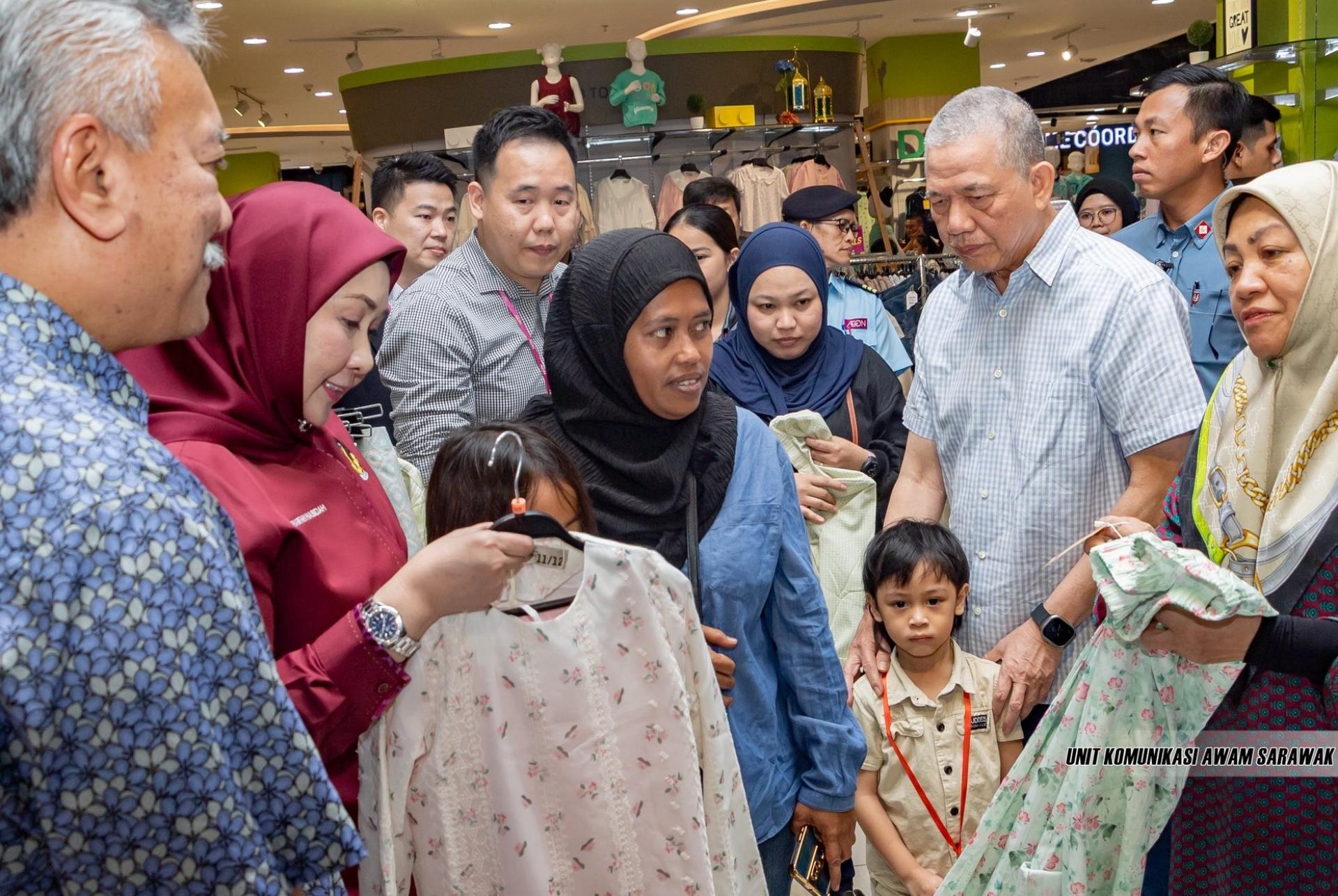 副首相拿督阿玛法迪拉尤索（右2）与夫人（右1）及莎丽法哈茜达（左2）等人共同为孩童选购开斋节服饰。