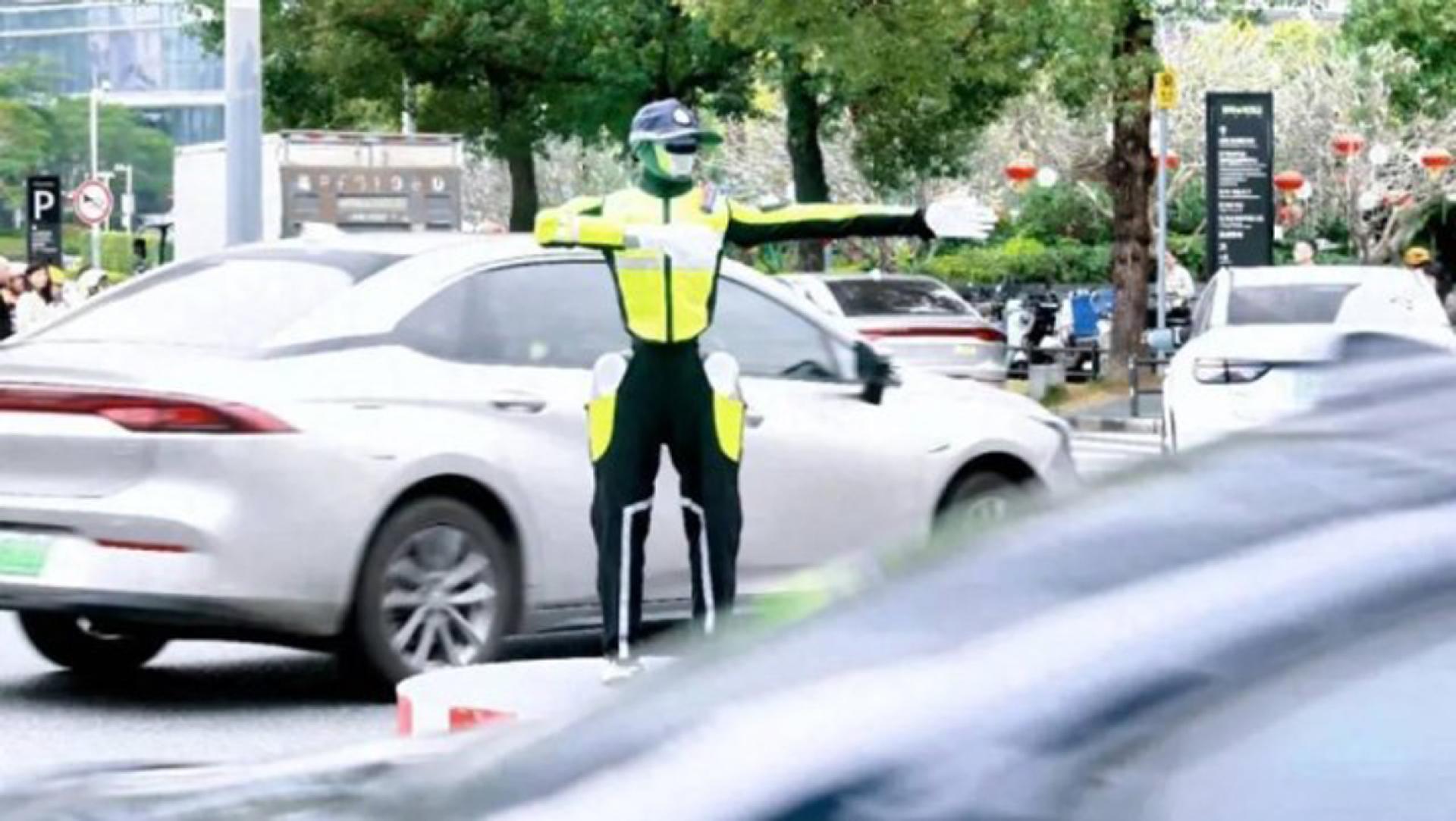 深圳AI机械交警正式“上岗”执勤指挥交通。