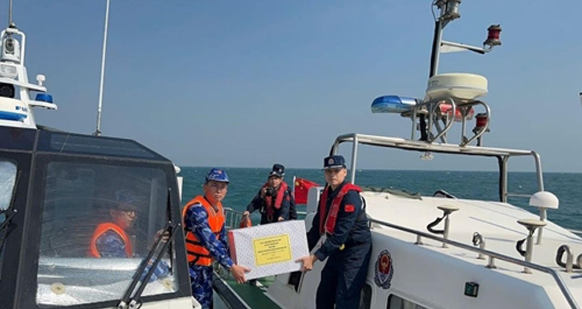 越南海警巡逻力量向中国海警巡逻力量赠送礼物。