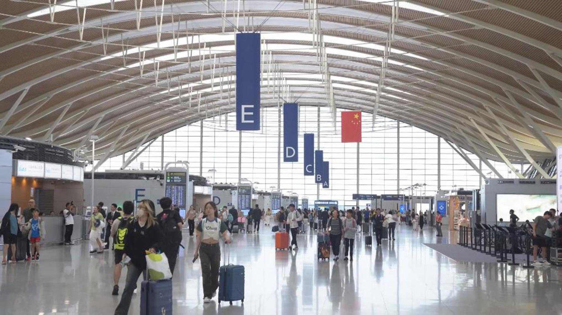 上海浦东机场大堂。