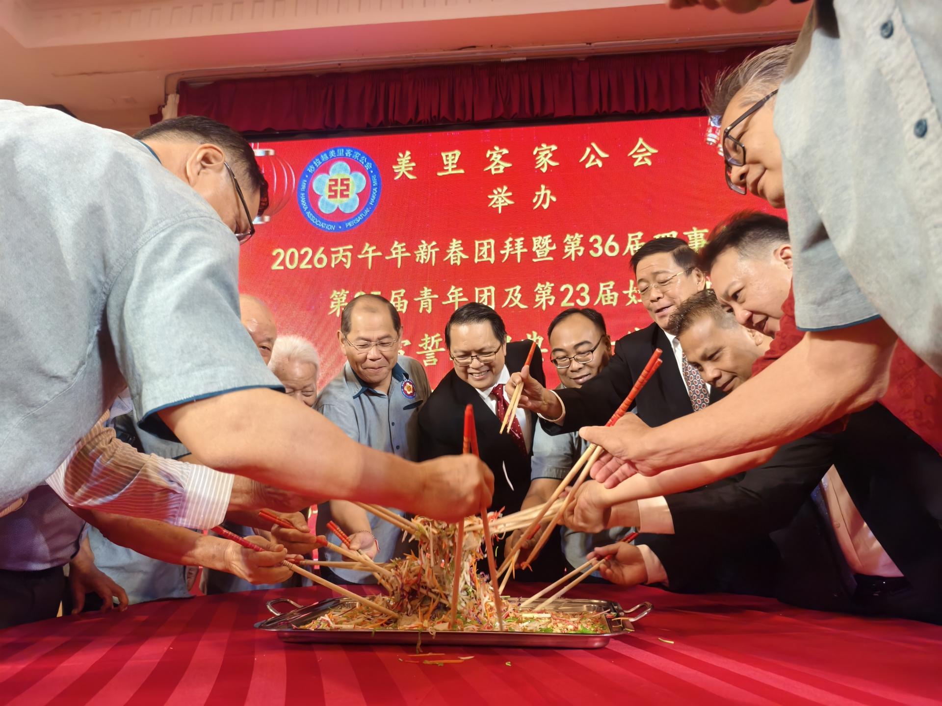 主桌嘉宾进行捞生仪式。