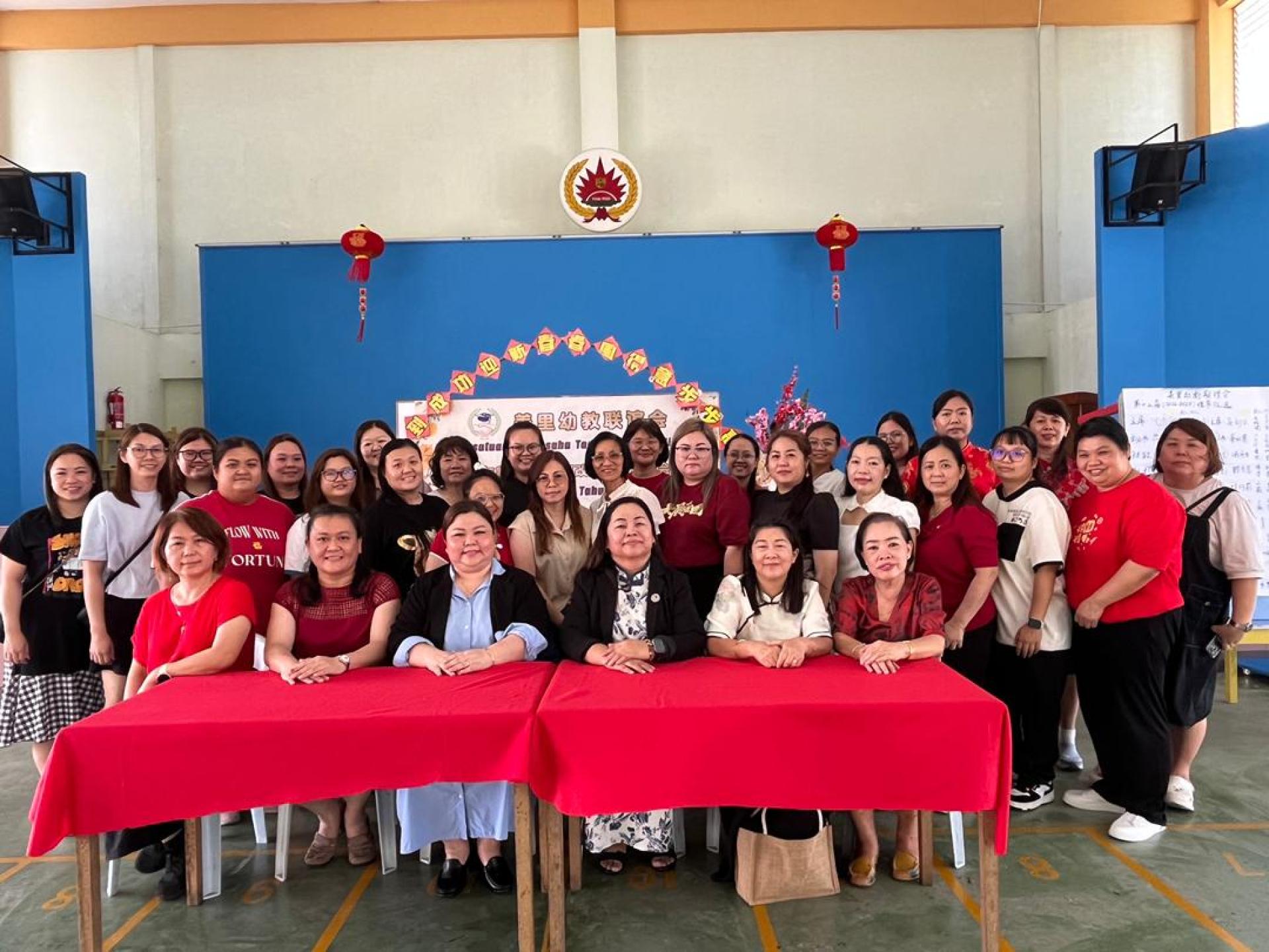 美里幼教联谊会新届理事合影。右3为主席沈秀芳。