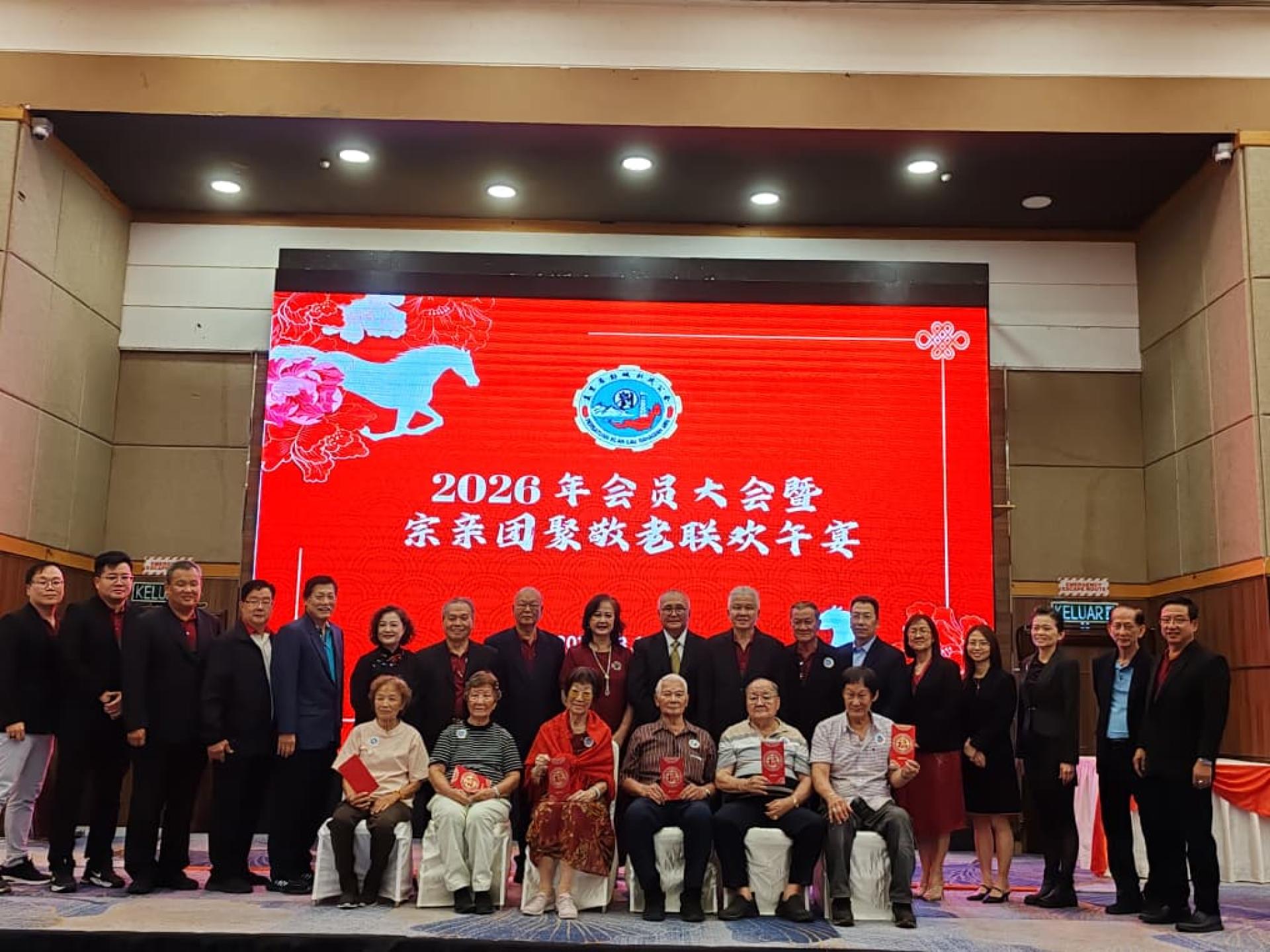 美里市长俞小珊与夫人刘丽仙在美里省彭城刘氏公会理事陪同下，颁发现场三男三女最高龄敬老红包合影。