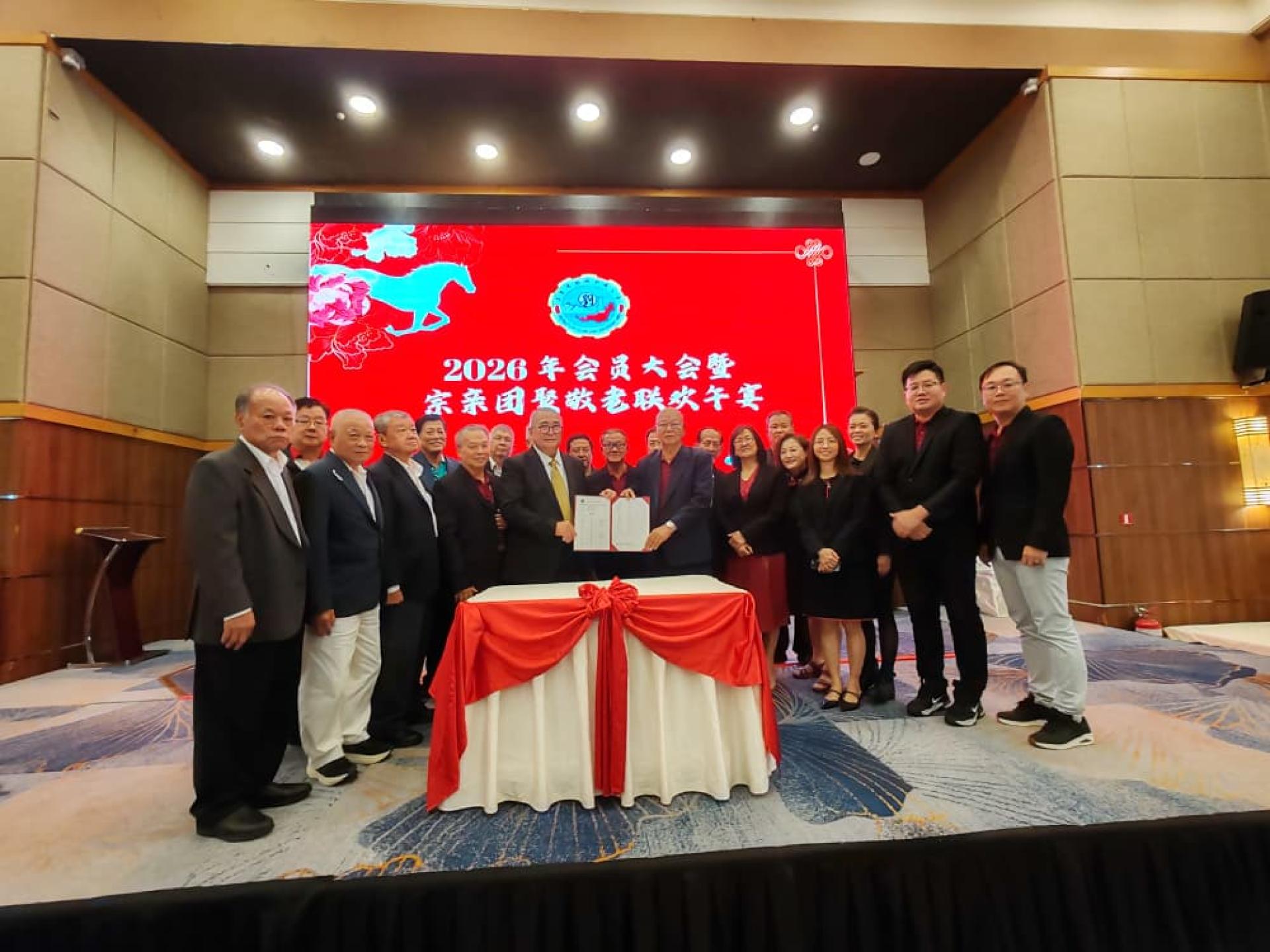 美里市长俞小珊（左）移交美里省彭城刘氏公会第20届（2026-2027年）理事会宣誓书给会长刘恭谋。