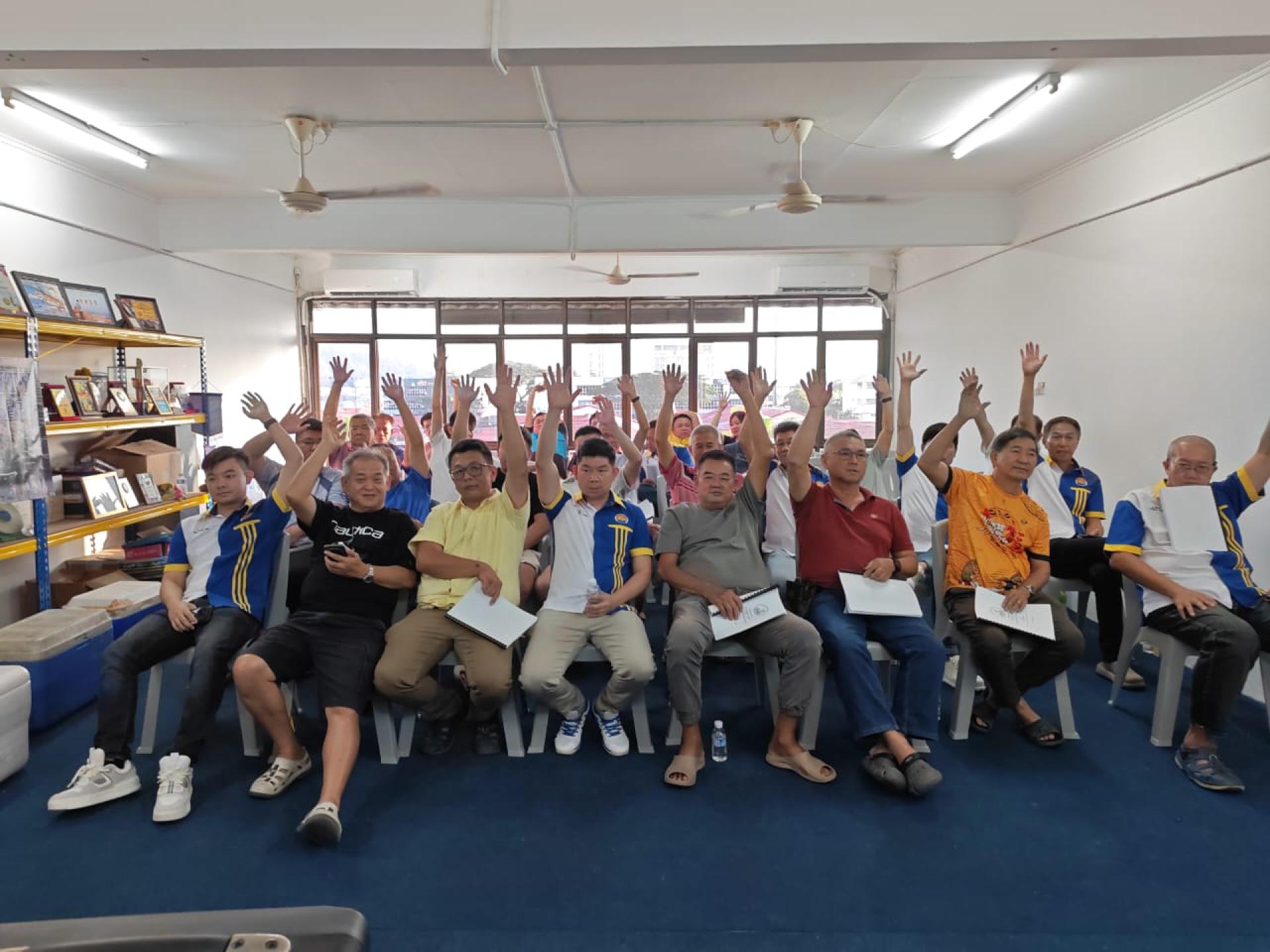 美里钓友俱乐部昨午召开会员大会，出席会员举手表决，通过3项提案。