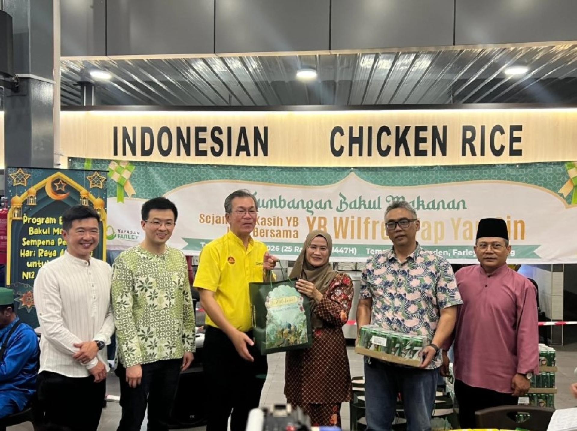 叶耀星（左3）向受惠者分发食物篮。