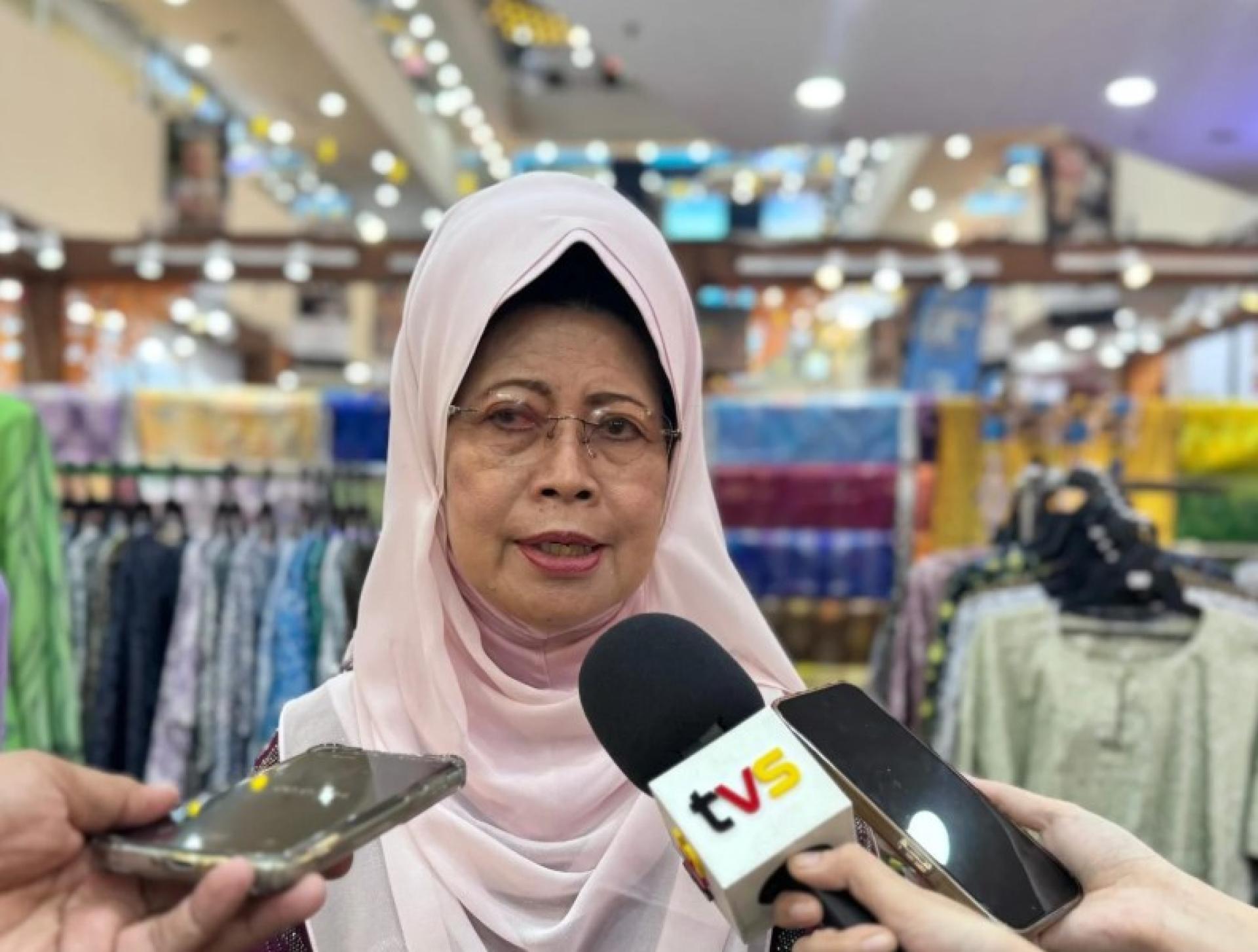 陈赛明向媒体发表讲话。