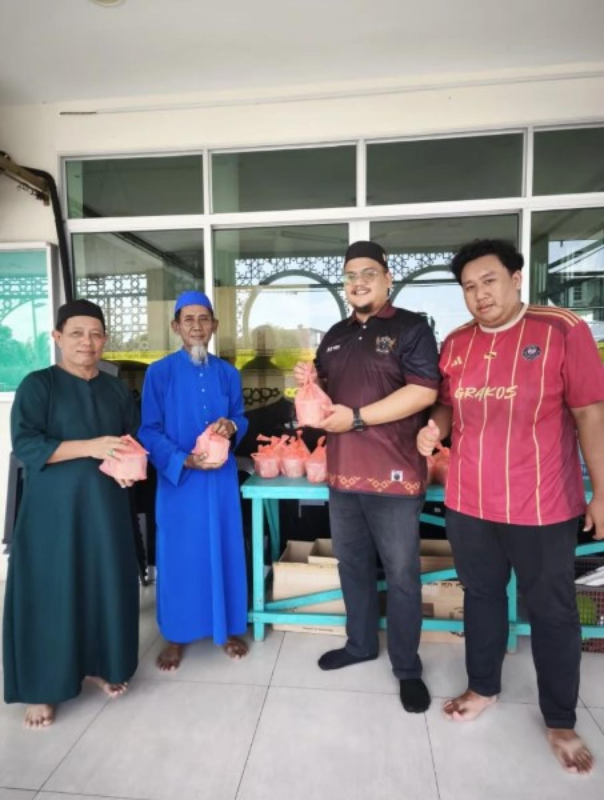 在达鲁乌鲁姆清真寺派发粥品。