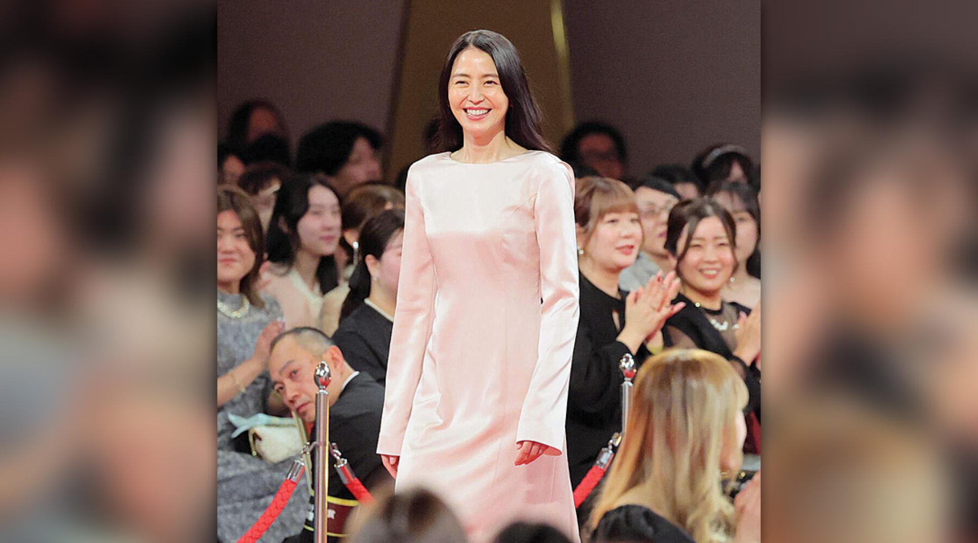 长泽雅美的红毯礼服被网友评论像护士服。