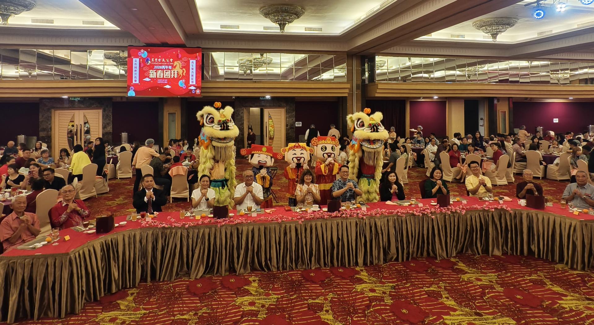 主桌嘉宾合影。左起为余国富、余明纯、赵俊文代表梁亚龙、余晓嘉、美里市市长俞小珊、会长甲必丹余继香、主宾拿督斯里李景胜代表彭小菶、筹备会主席余明燕、潘斯里拿汀池玲琪、拿督陈超耀的代表刘奕杰市议员、余民发，以及余绍南。