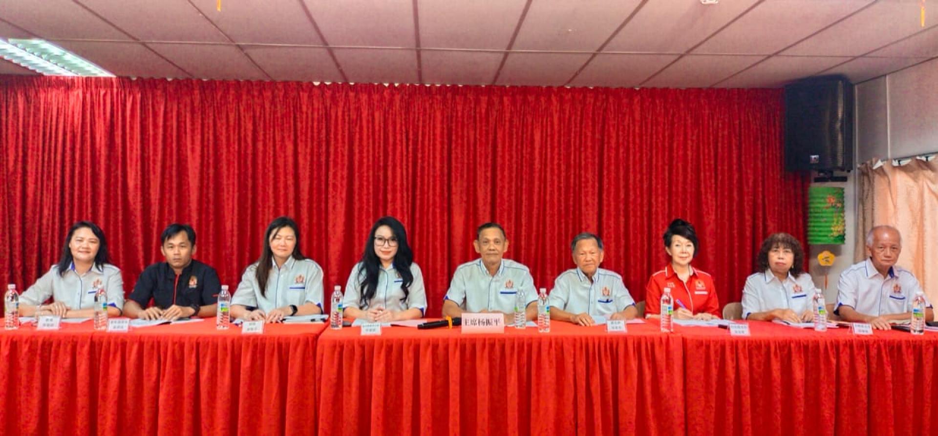 美里潮州公会昨日召开2026年常年会员大会，左5为主席杨振平主持会议。