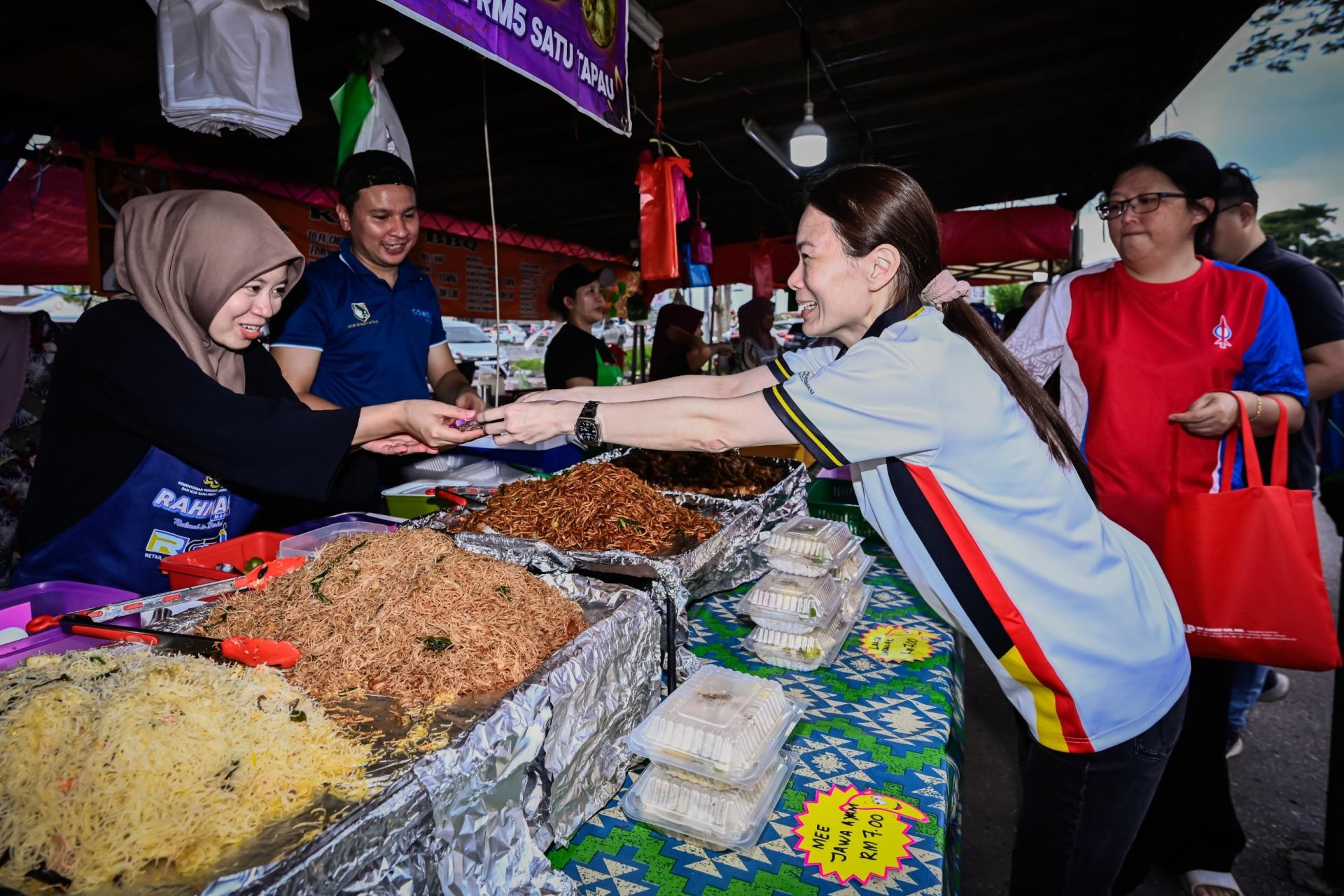 国会下议院副议长兼南兰区国会议员刘强燕前往华利斋戒月市集与城市广场第二期斋戒月市集，分发椰枣予摊主及民众。