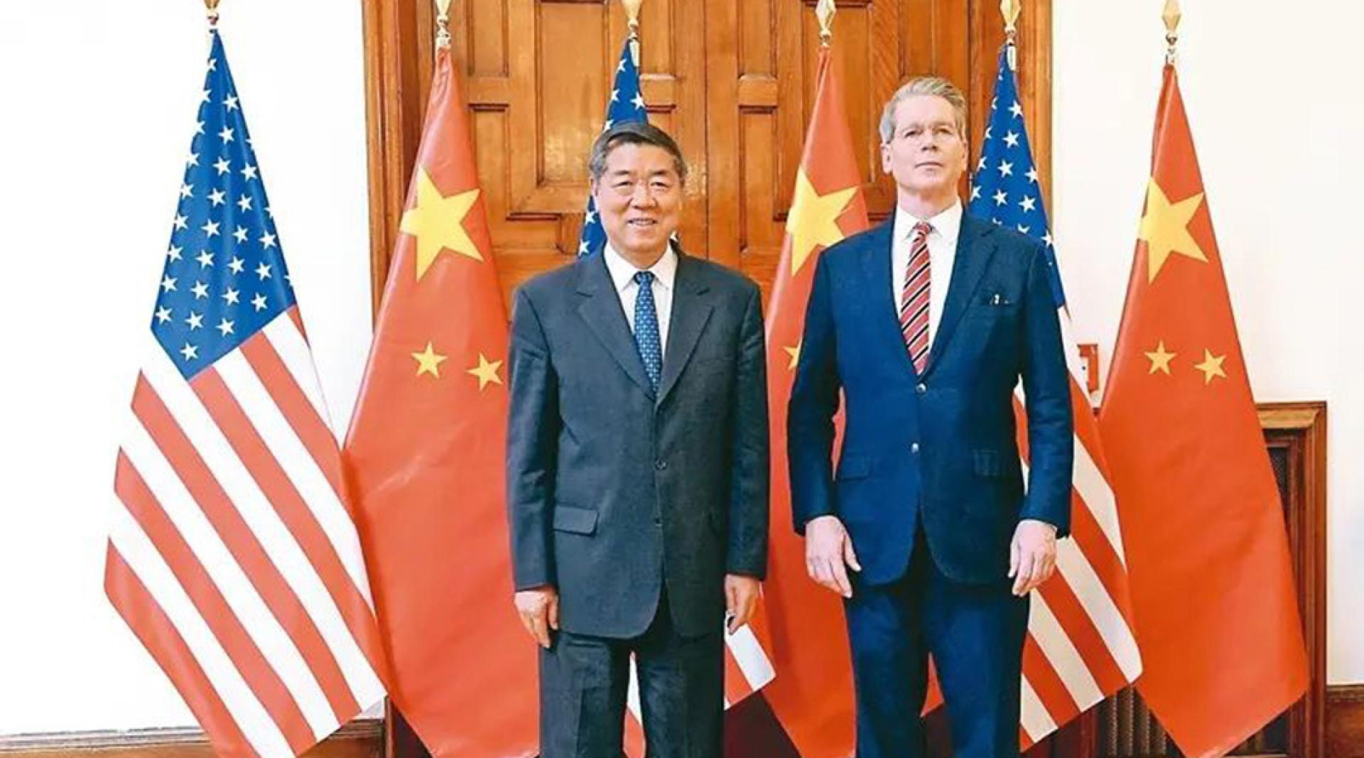 何立峰（左）与贝森特。（档案照）