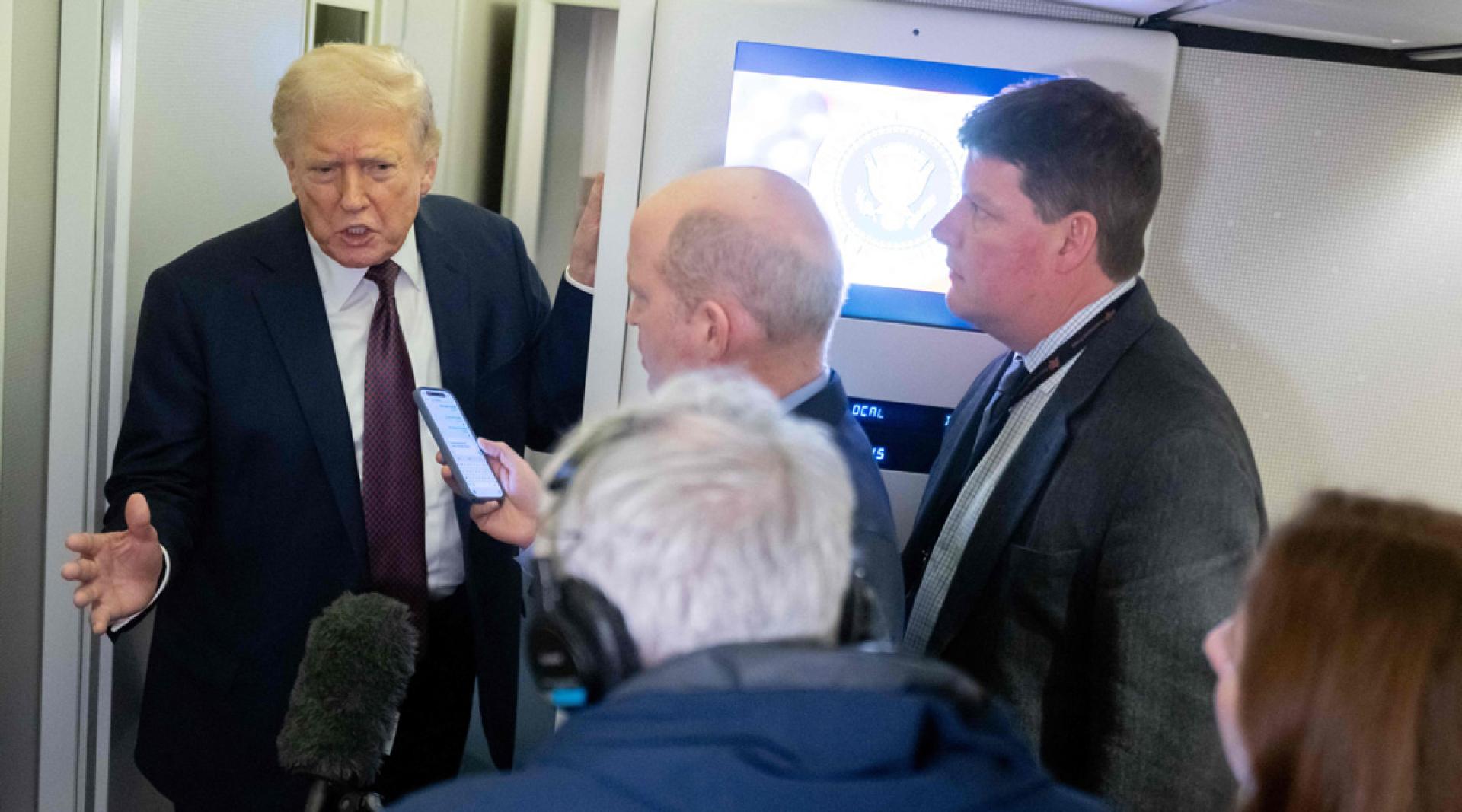 特朗普在空军一号上向媒体发言。