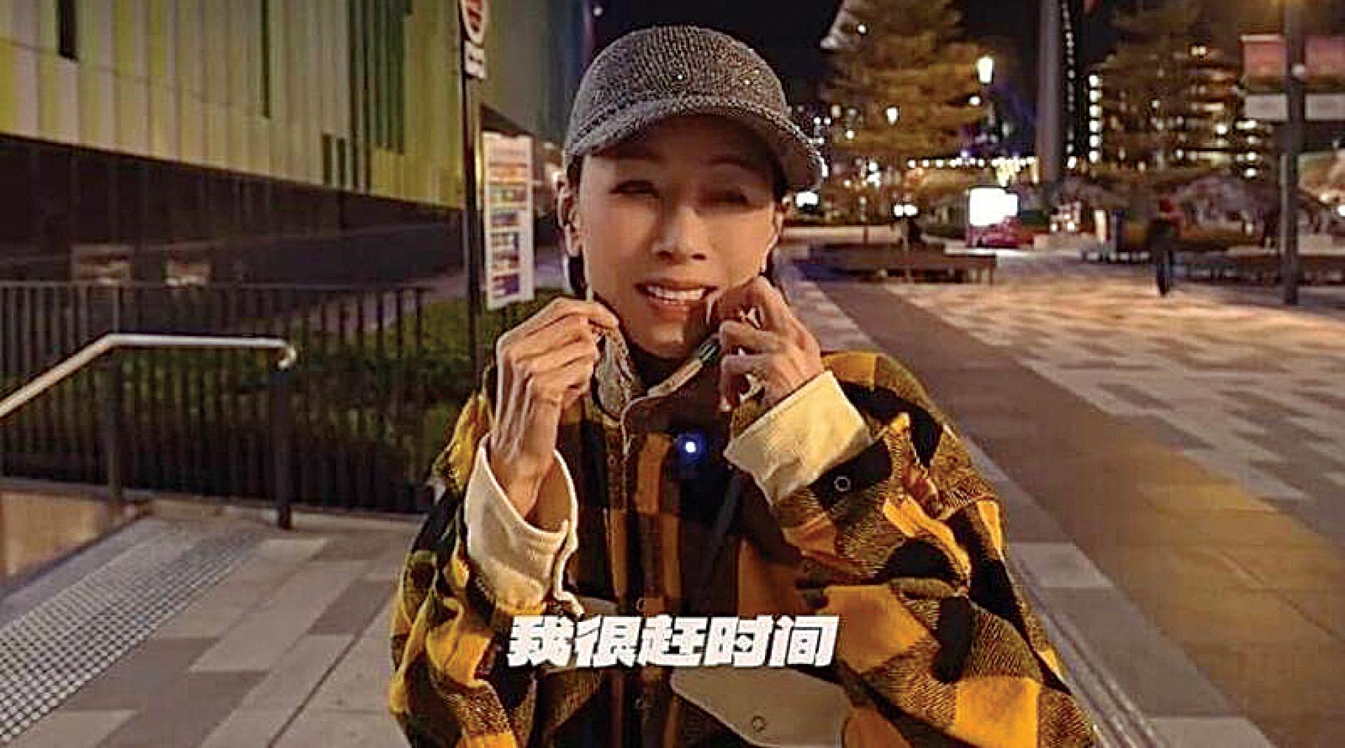 袁洁莹穿着格纹衬衫，但宽松衣服更显得身形娇小。