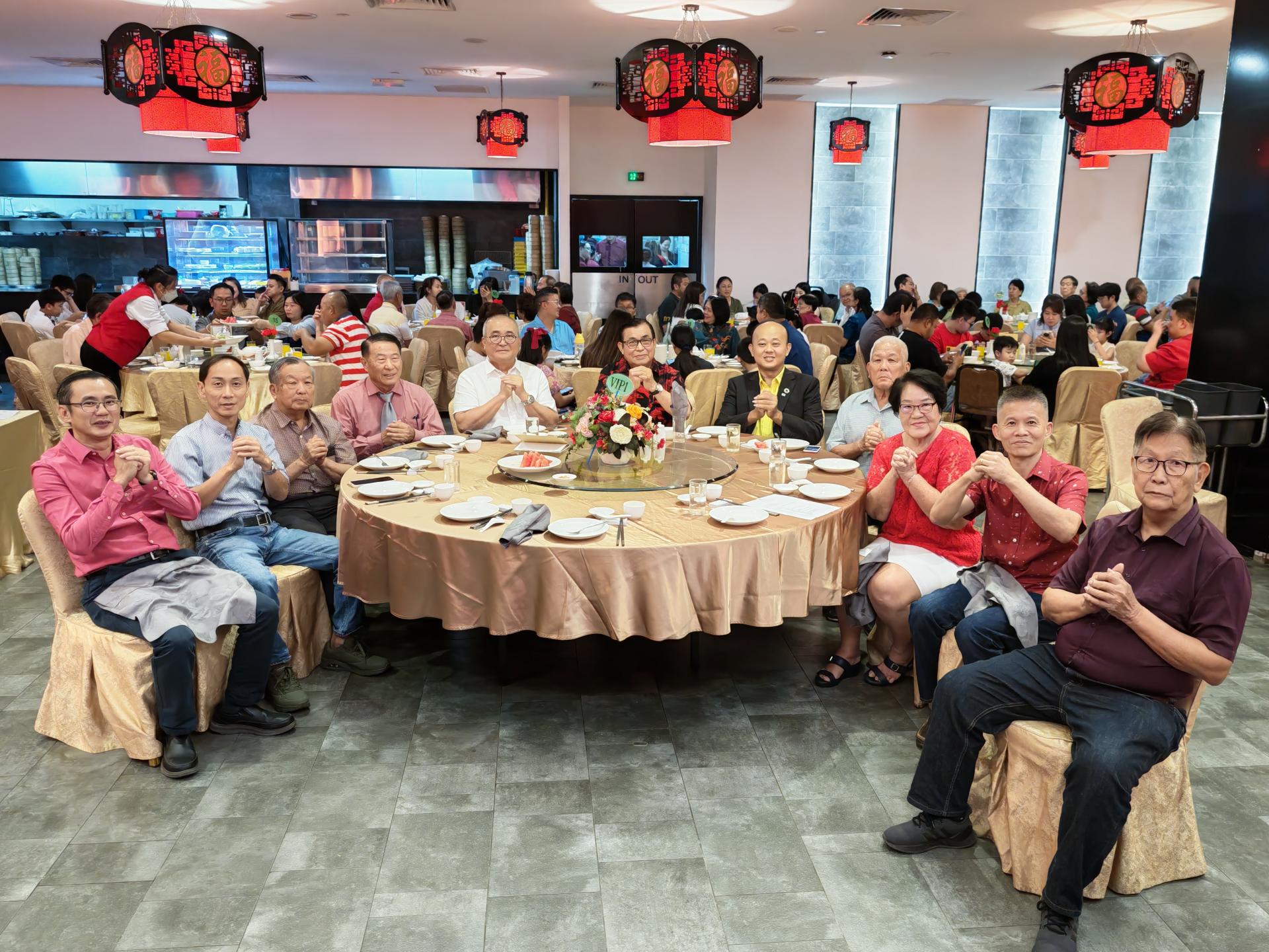 美里邓氏公会丙午年新春团拜暨敬老会，颁发会员子女学优励金及添喜奖主桌嘉宾合影。左4起为美里邓氏公会会长邓敦明、美里市长俞小珊、砂交通部长拿督斯里李景胜的代表兼社区领袖本固鲁蔡刚明和砂旅游副部长拿督陈超耀的代表兼美里市议员陈立仁。