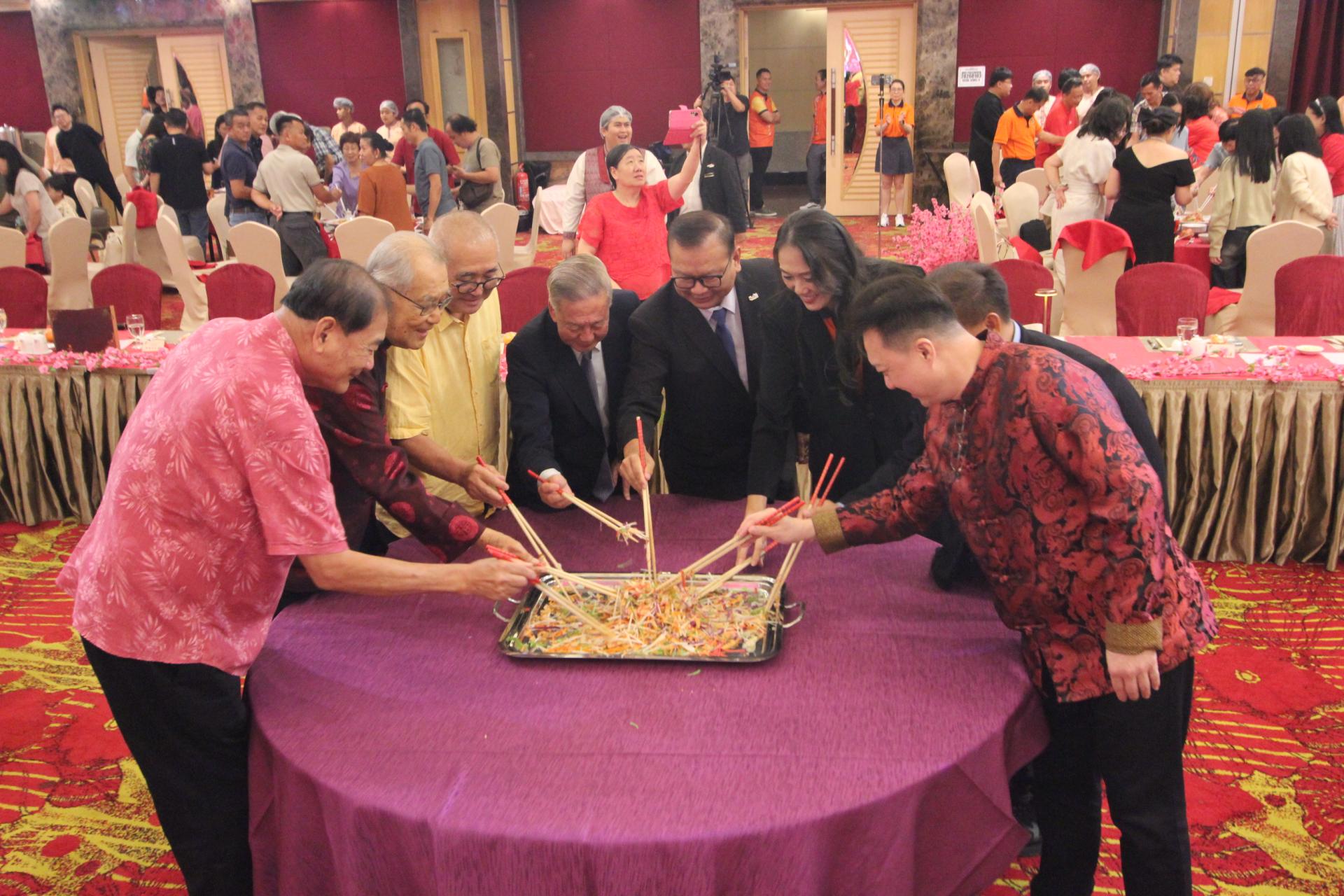 嘉宾在美里兴安会馆举办“兴化齐心．骏马奔腾迎新岁”新春大团拜晚宴，进行捞生。