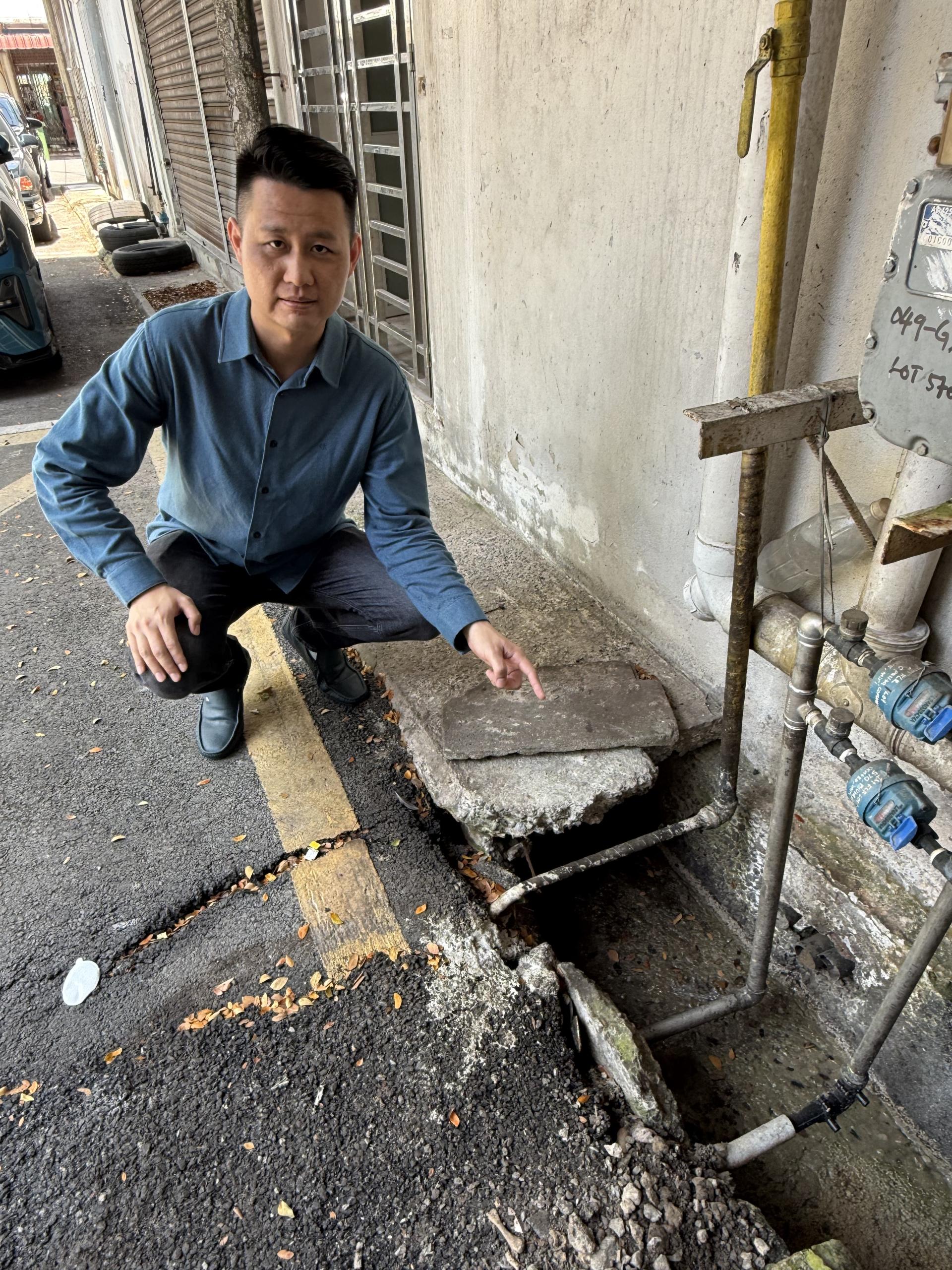 林思健发现百利达商业中心后巷还是存在沟渠污水凝固的卫生问题，希望当局严格监督承包商，确保展开定期清理工作。