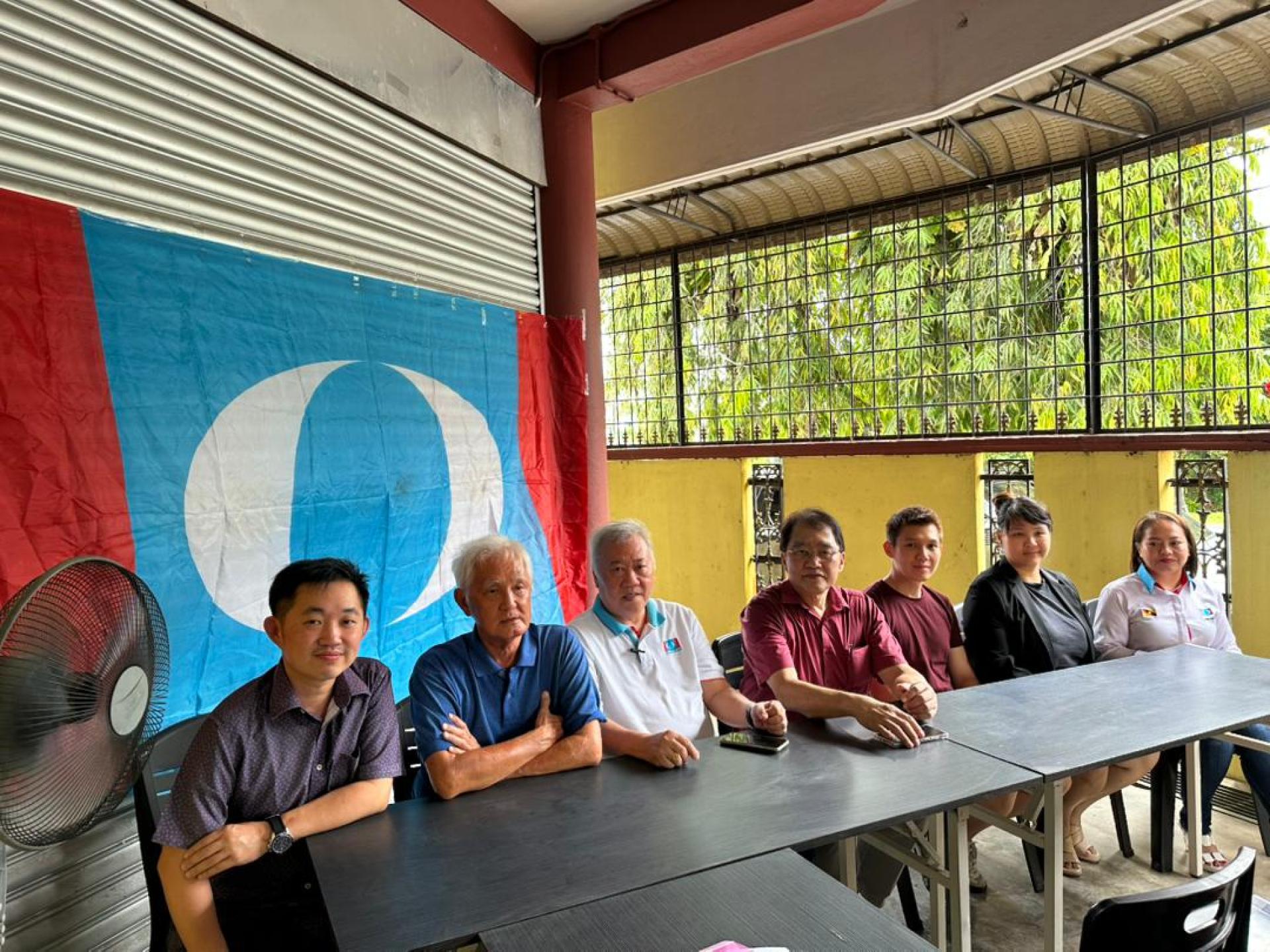 黄锦河（中）在人民公正党古晋区部2026年常年大会与区部重要委员合影。