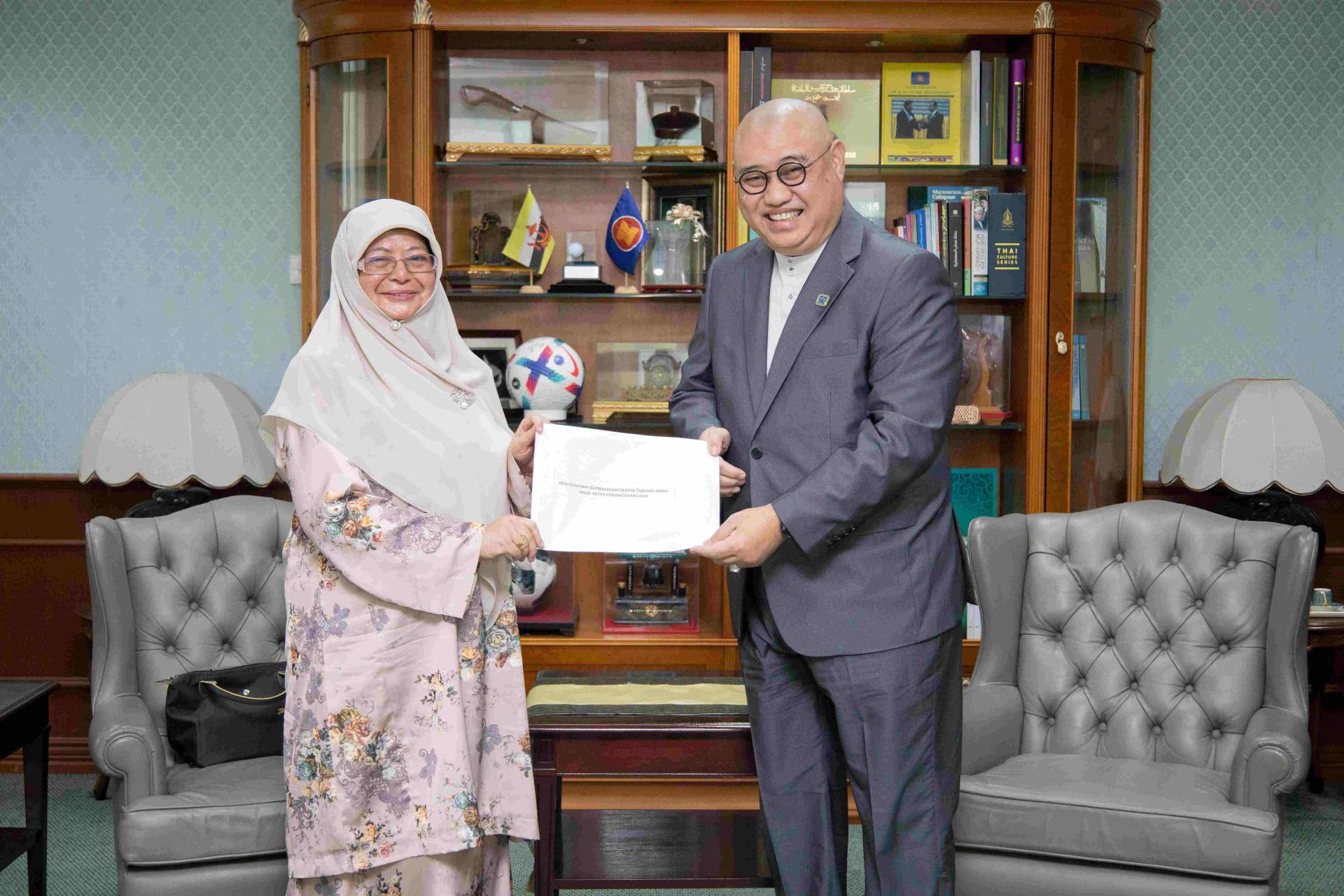 文化、青年及体育部长拿督纳兹米颁发表扬证书予成功完成了《古兰经》诵读者