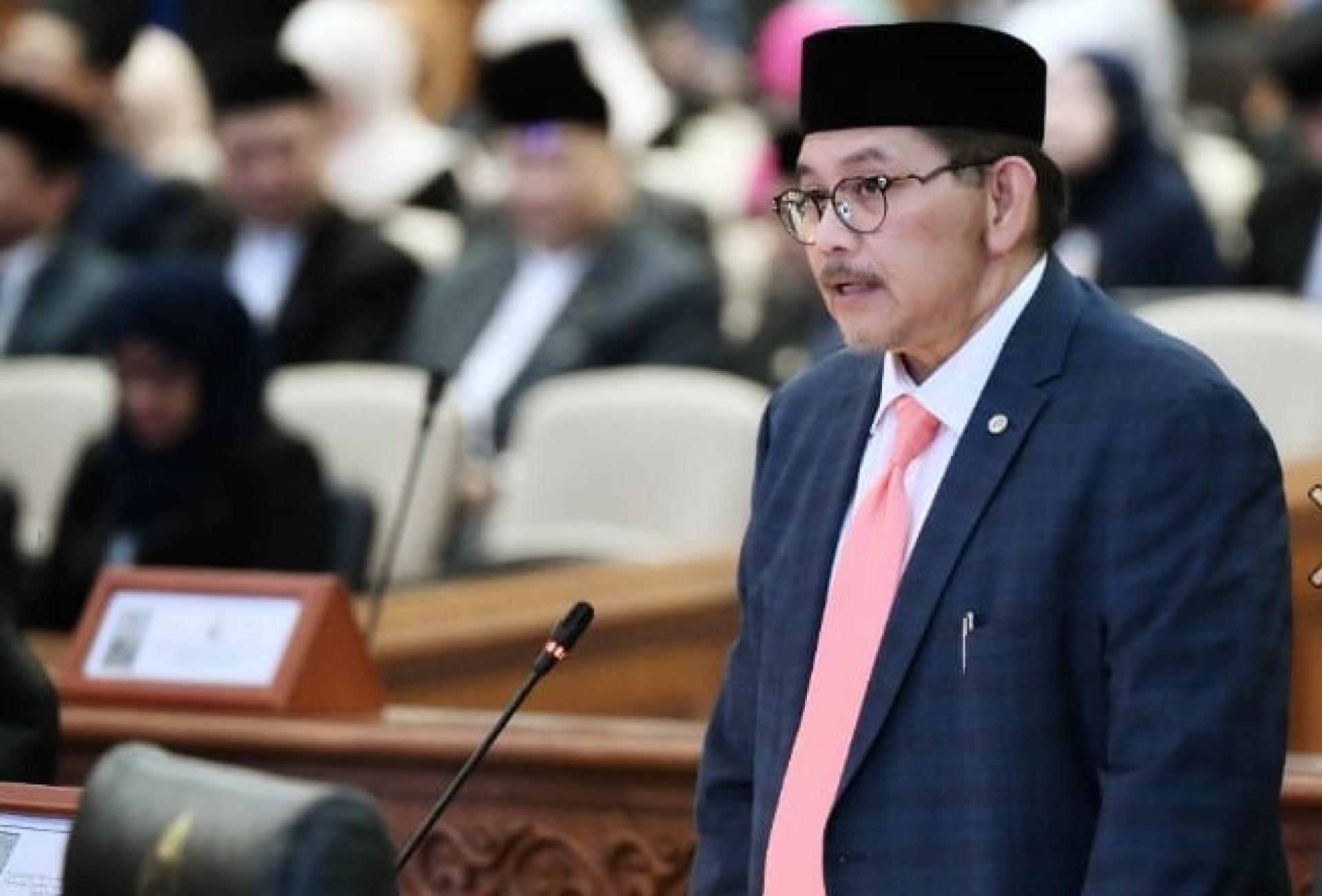 外交部第二部长拿督伊利万在国会发言