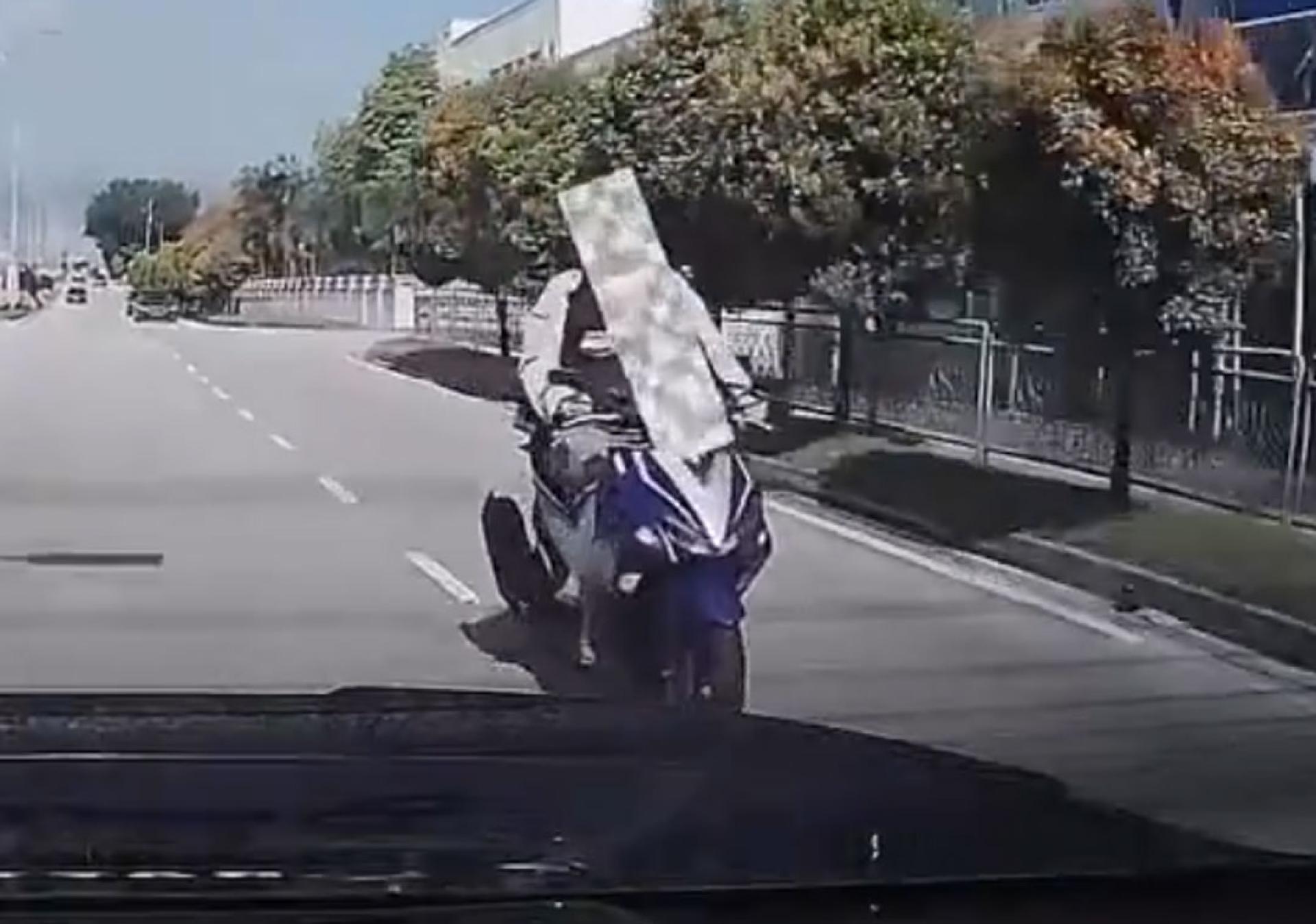 摩托车从后方快速驶来.