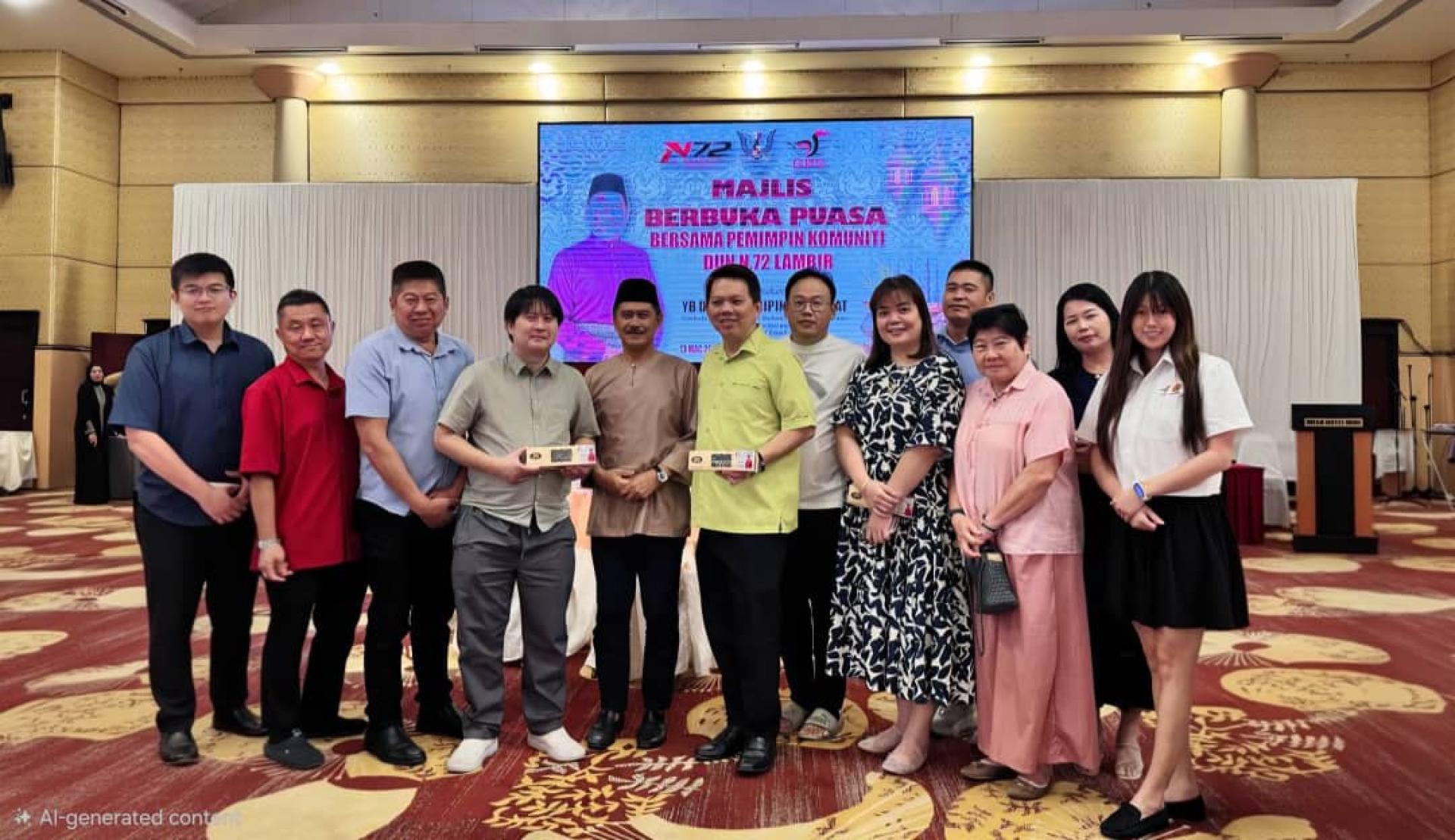 拿督立宾（左5）与砂人联党兰卑尔支部主席王智义（左4）及甲必丹杨伟明（右5）于开斋宴合影。