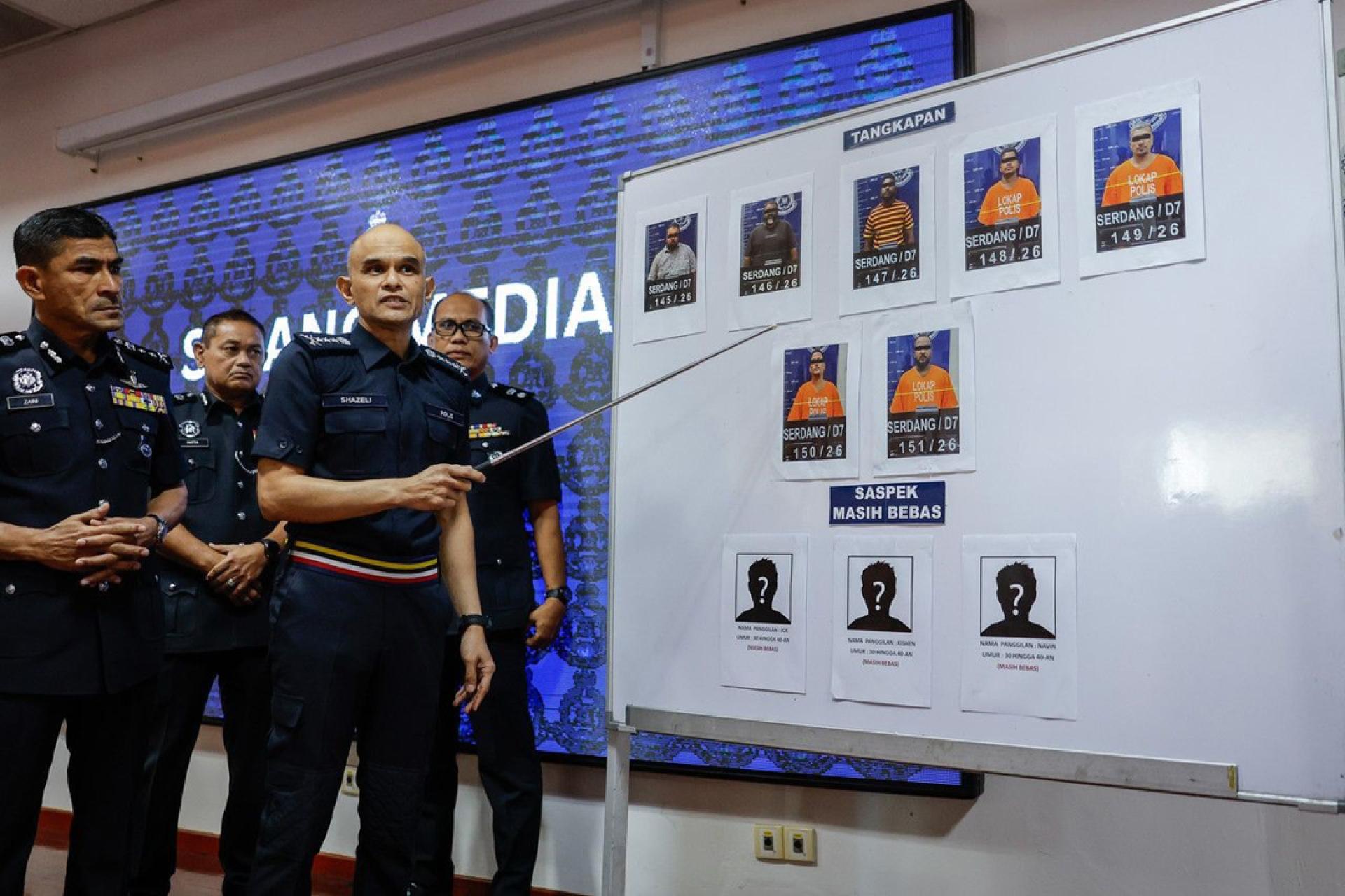 沙兹里周一在记者会上展示被捕嫌犯的肖像。