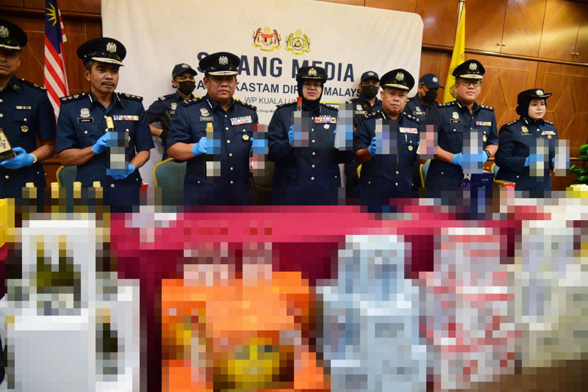 万诺丽占（左4）指出，违法业者为货柜报关时谎称进口的是“家用品”，实则整个货柜内都是走私烈酒，包括以茶饮罐子伪装的酒类。