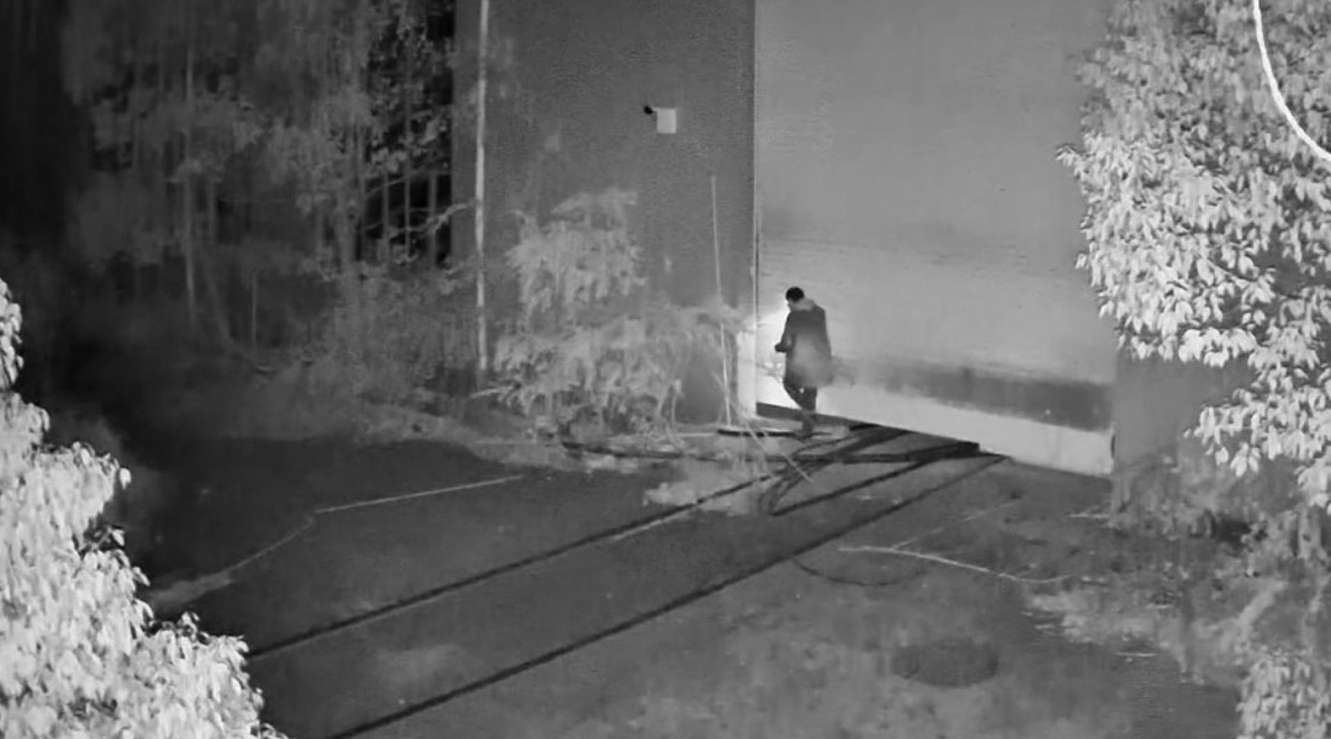 小偷听到鬼笑声后吓得从原路逃走。