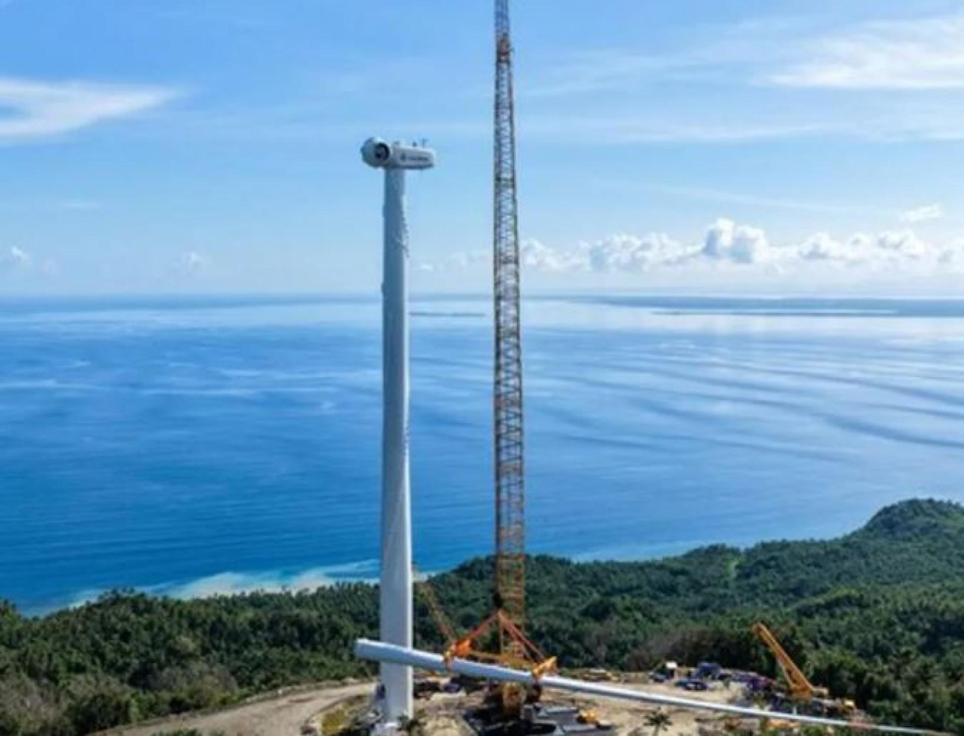 远景能源在菲律宾阿拉巴特岛成功安装其迄今在国际市场交付的最大风力发电机组，推动当地可再生能源发展。