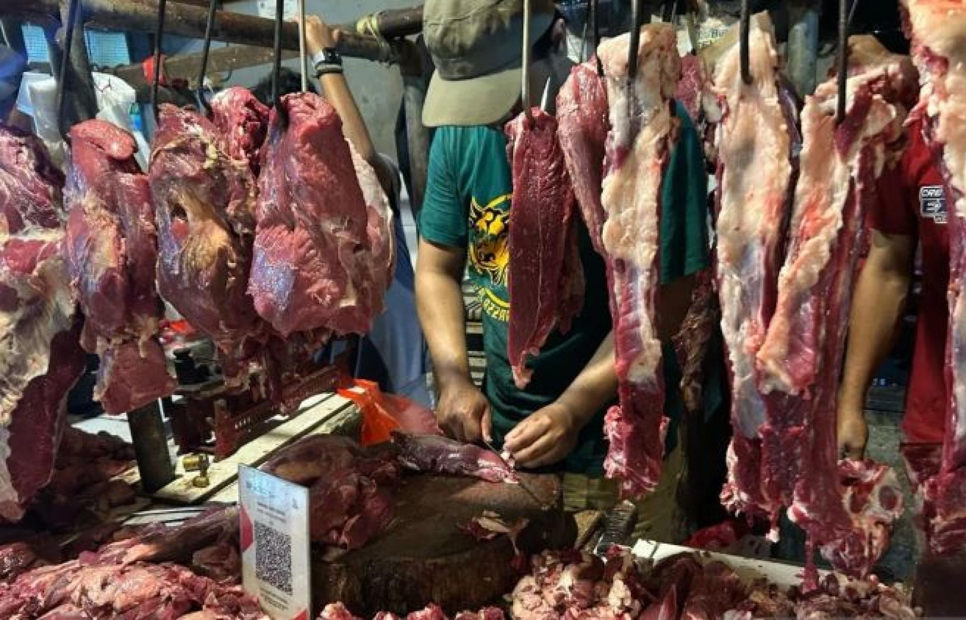 图为雅加达拉瓦萨里市场一名牛肉商贩在摊位售卖牛肉。