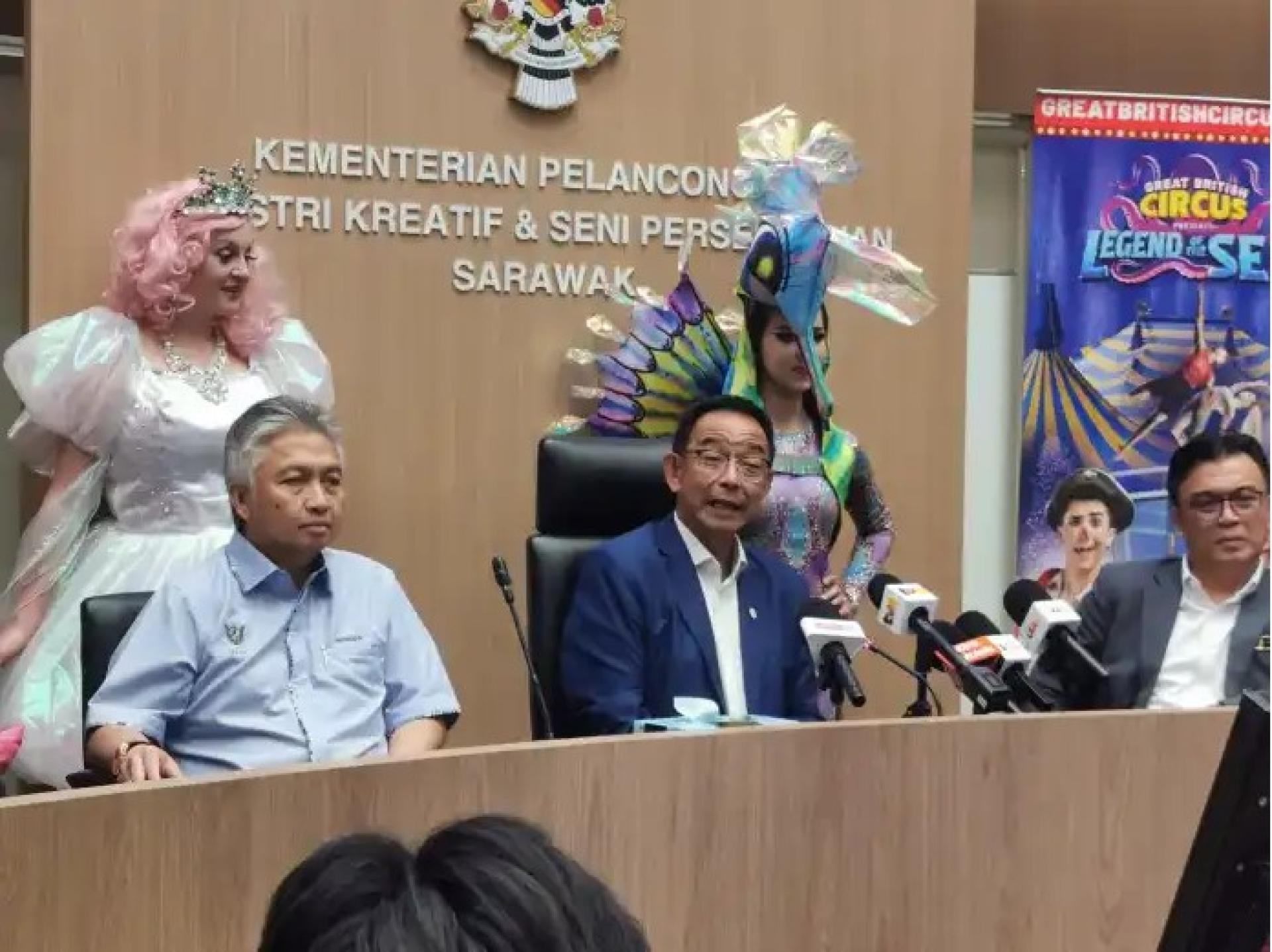 阿都卡林（中）在3月16日于Baitulmakmur 2大楼回答记者提问，拿督斯诺登（左）与莫尔希迪旁观。