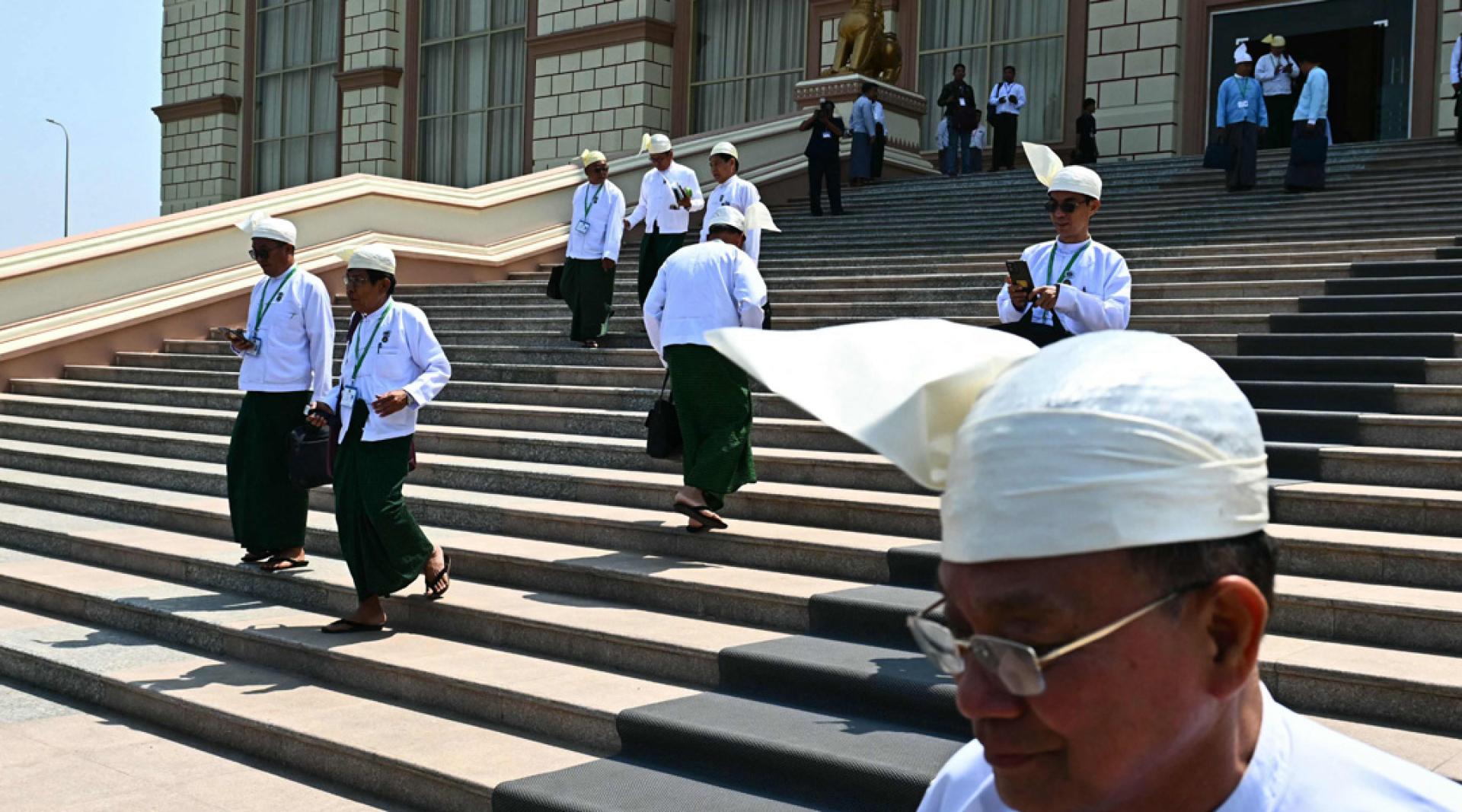 身著传统服饰的代表出席下议院开幕会议。