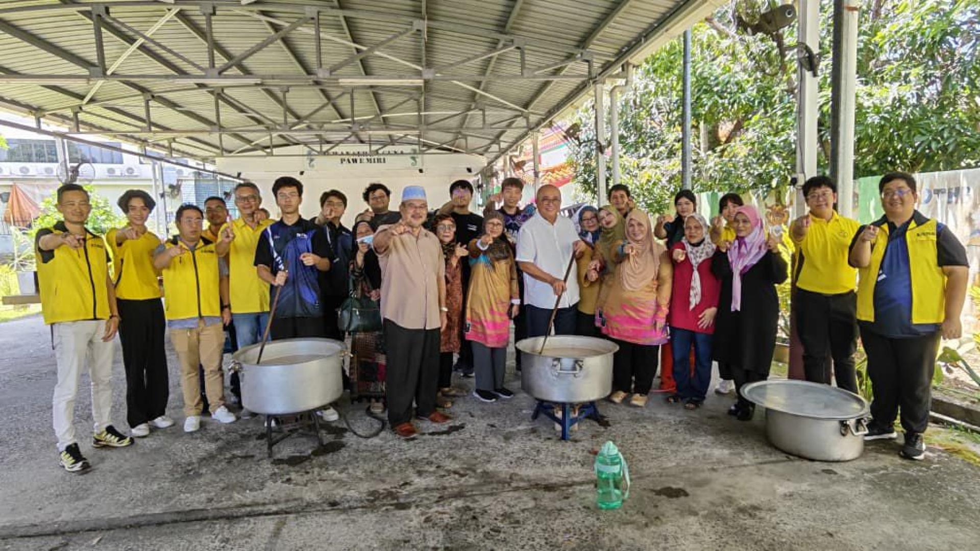 美里市长兼埔奕区议员俞小珊与主办和协办单位成员准备杂锦粥时合影。