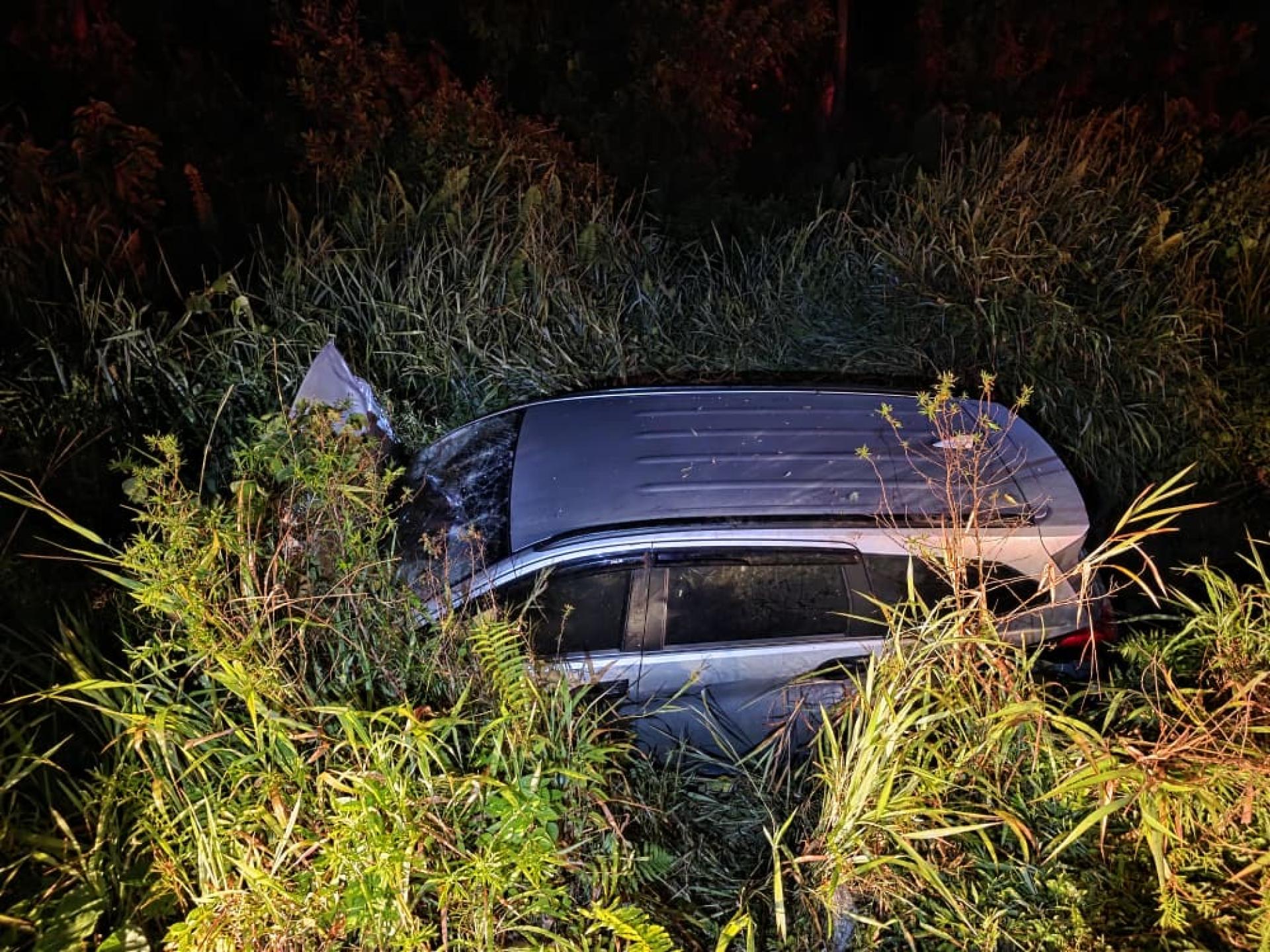 一辆第二国产车Aruz休旅车坠沟后，车内人员在消拯员抵达前已自行脱困。