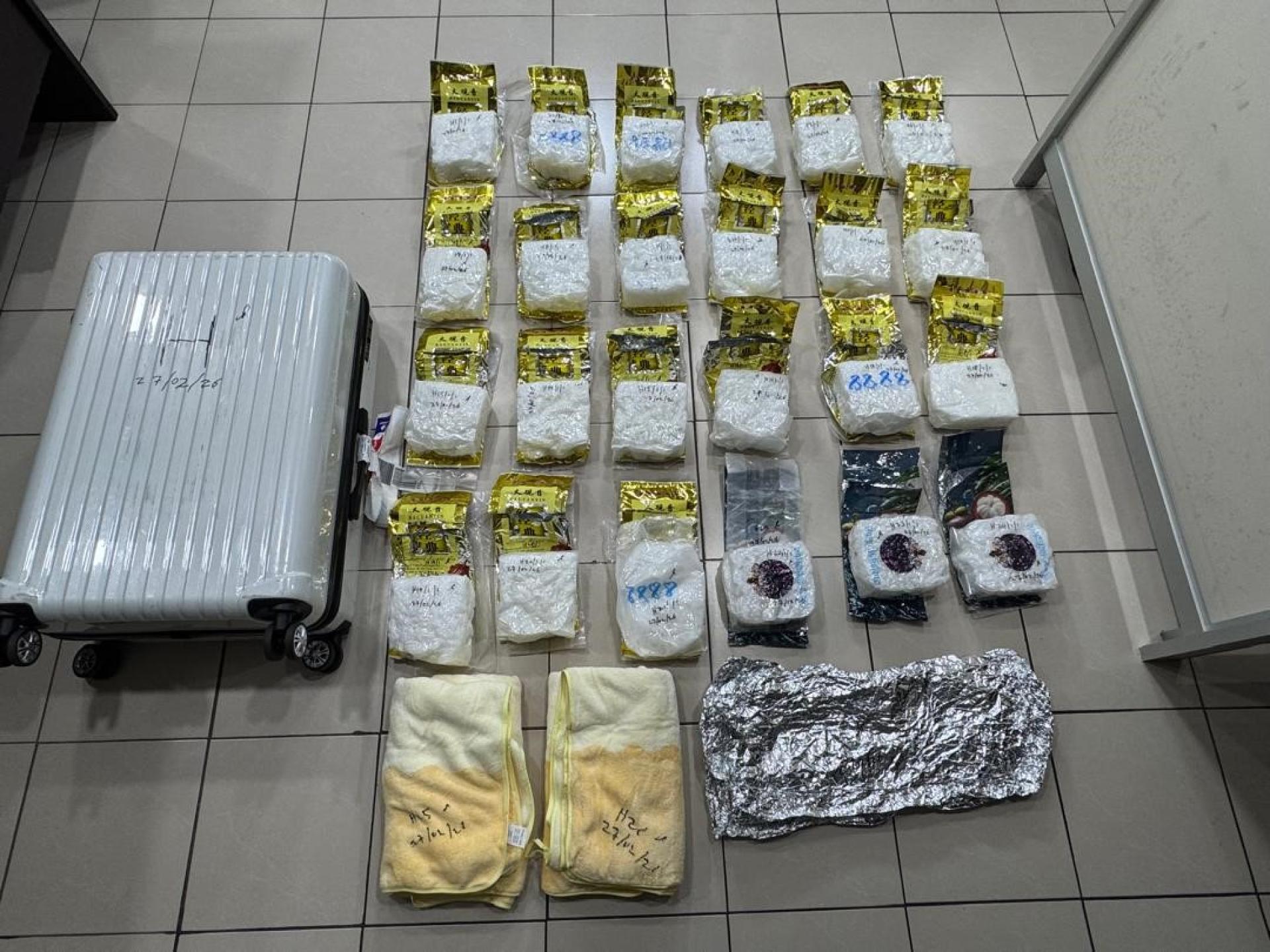 美里关税局执法组日前在美里机场展开行动，起获约24.486公斤疑似冰毒，估计市值达78万3552令吉。