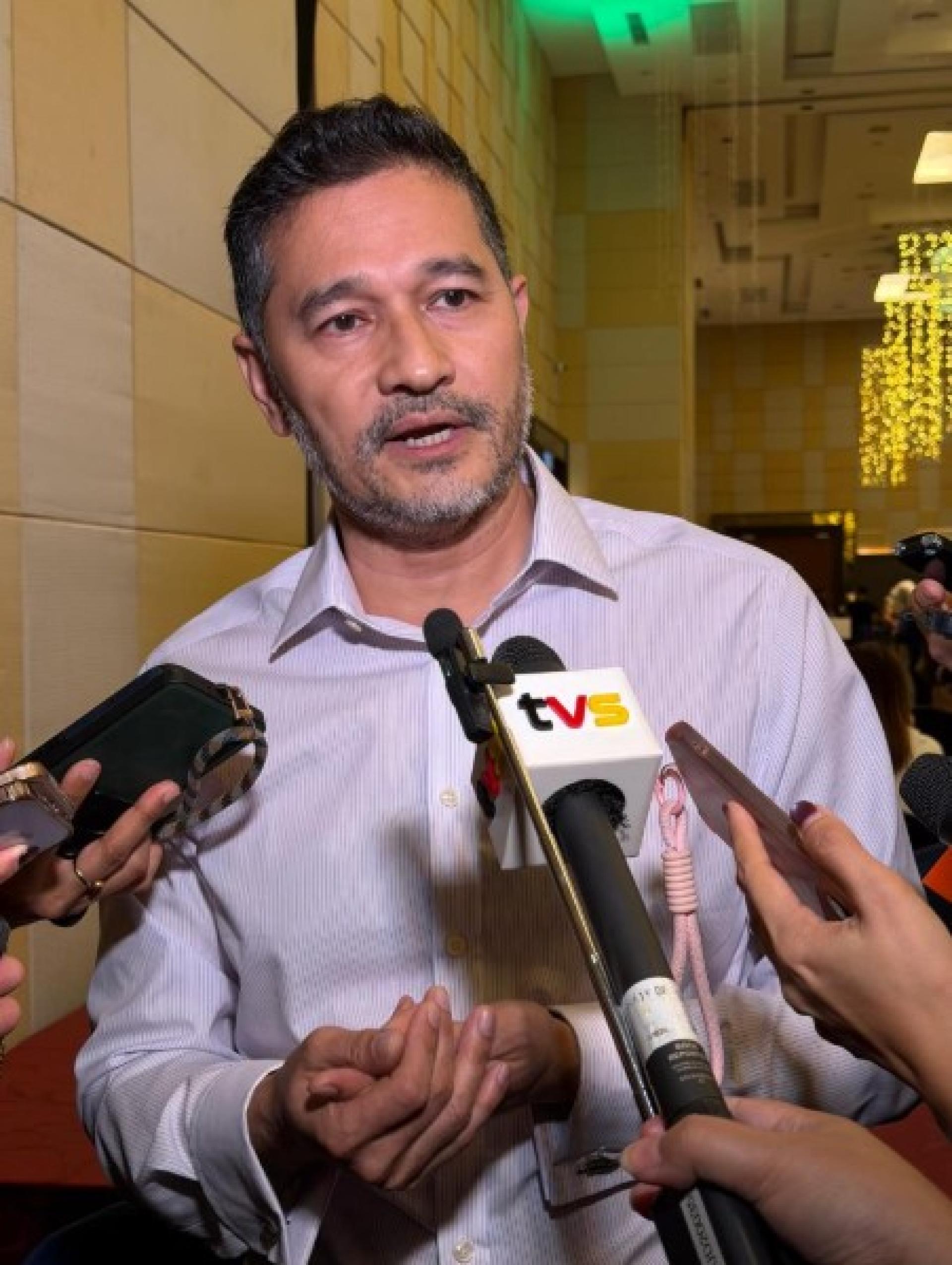 Megat Ardian Wira昨晚在古晋出席AirBorneo与媒体从业员举行的开斋晚宴后接受记者访问。