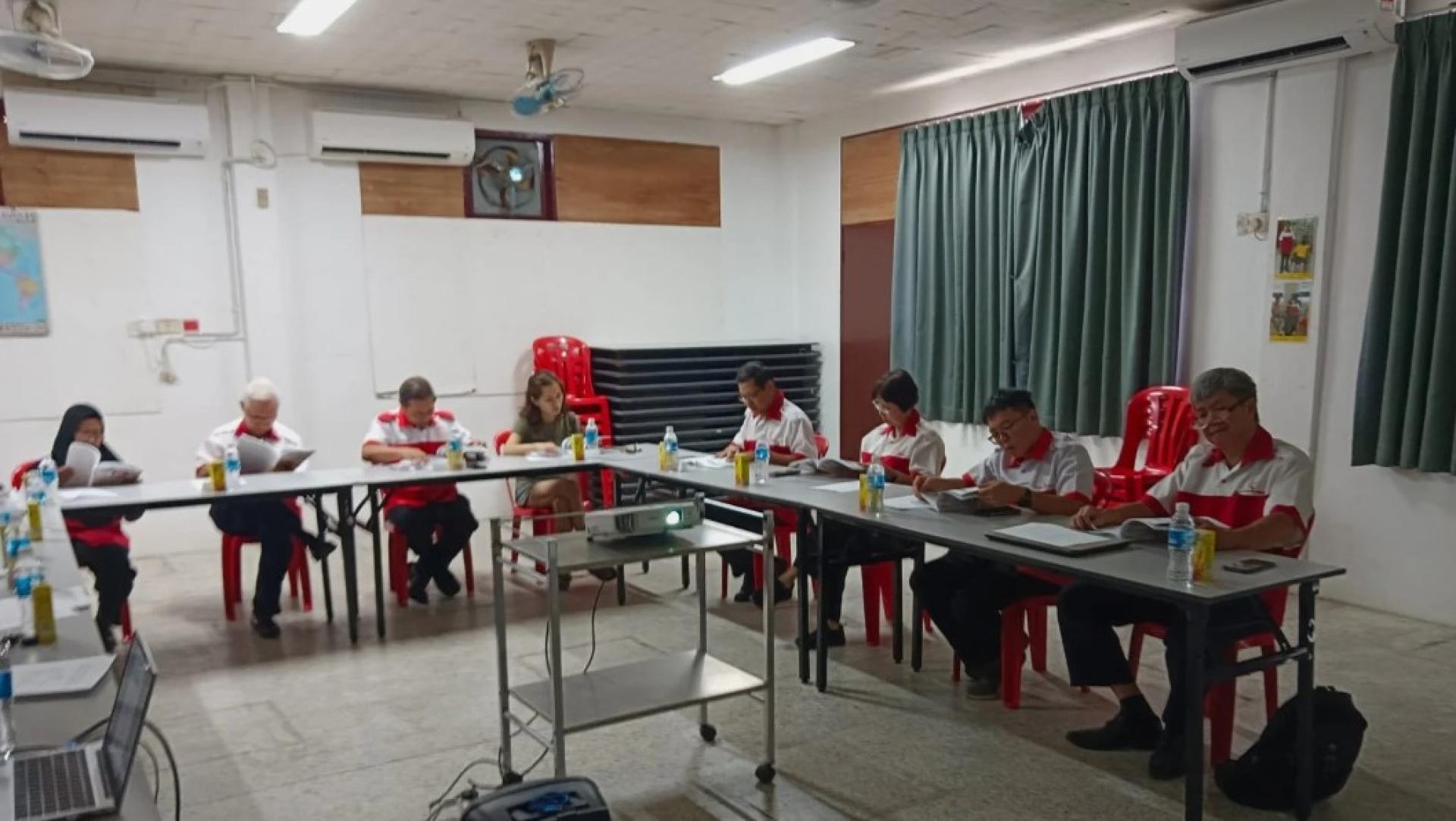 Chua Hiong Kee（左3坐者）与委员会成员在年会合影。