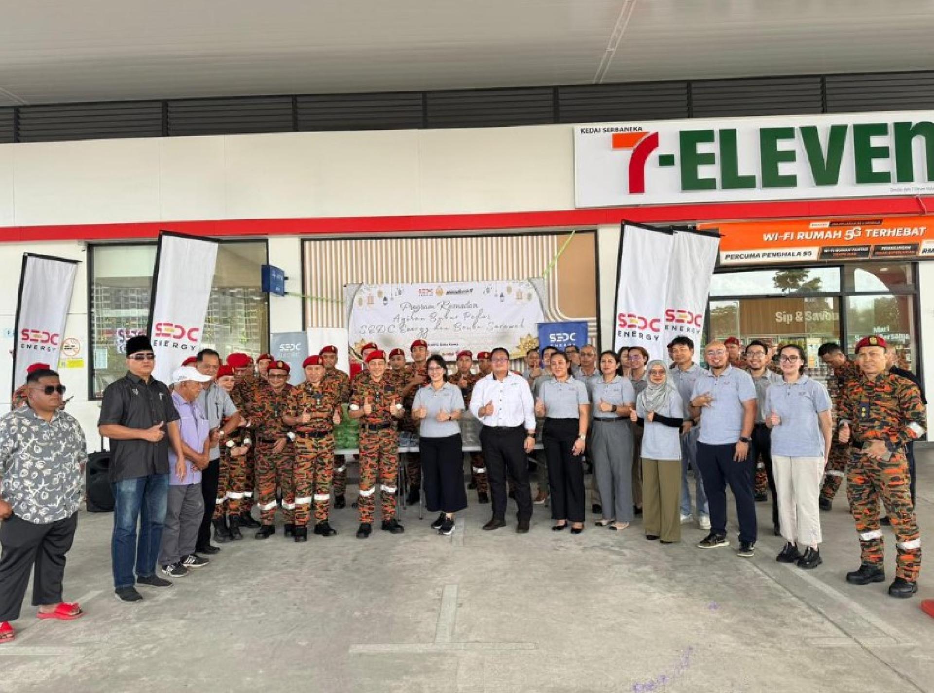 SEDC Energy员工与消防员在PETROS多燃料加油站石角进行斋戒月辣粥分发活动。