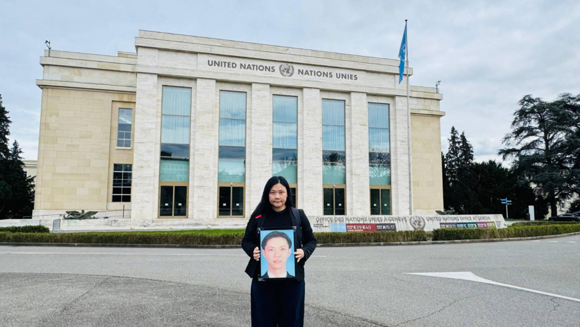 赵丽兰带上赵明福的遗照出席在瑞士日内瓦举行的联合国人权理事会第61届会议。