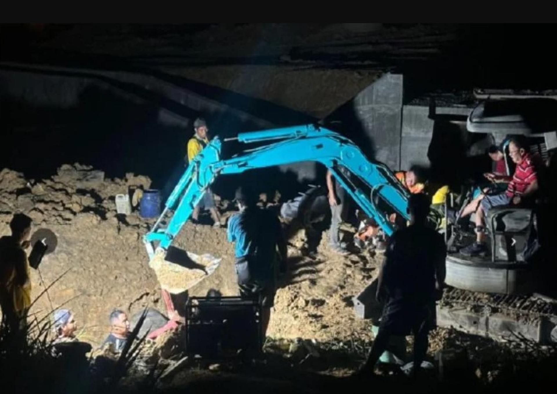 JBALB承包商在Astana路和平公园施工备用绕行管道，以稳定并改善受影响区域的供水。