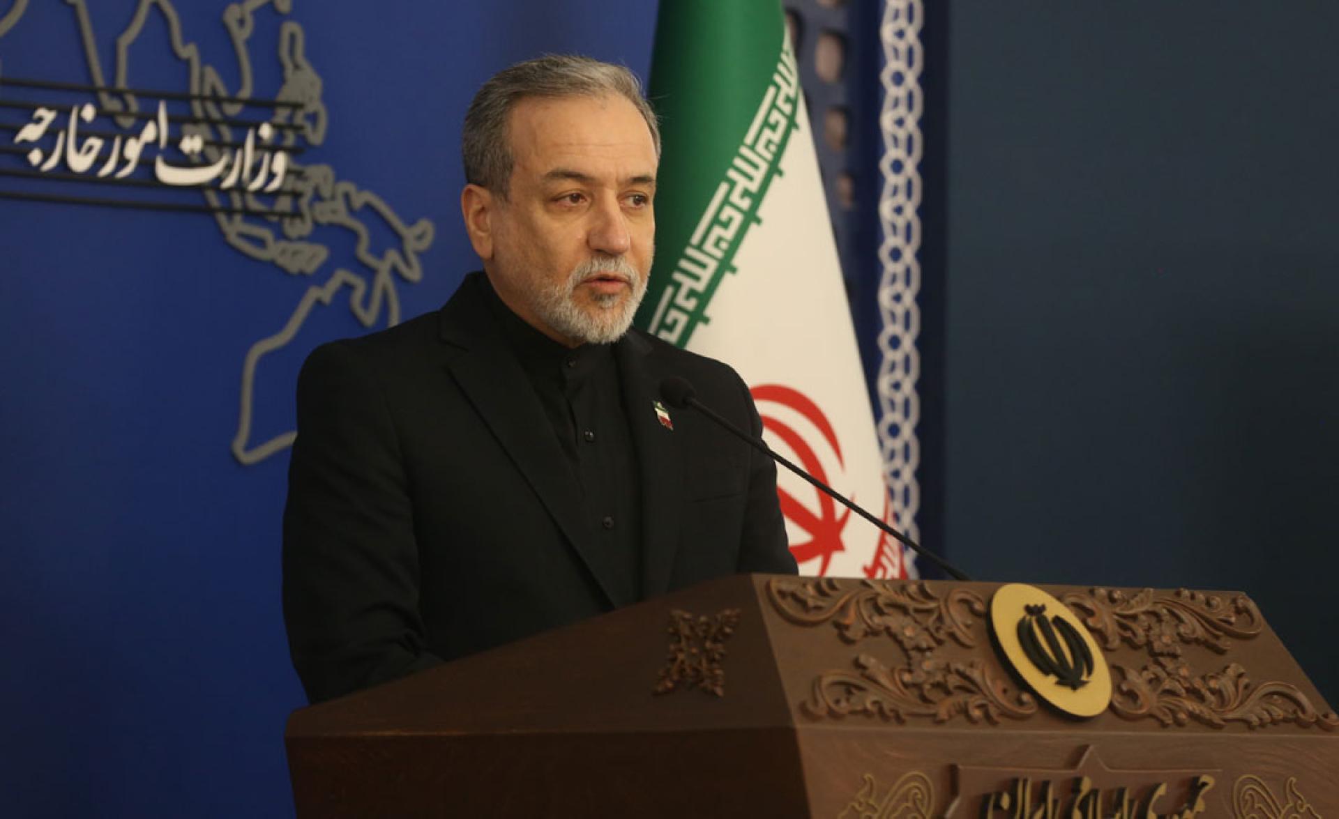 阿拉格齐出席伊朗外交部的每周例行记者会。（图：新华社）