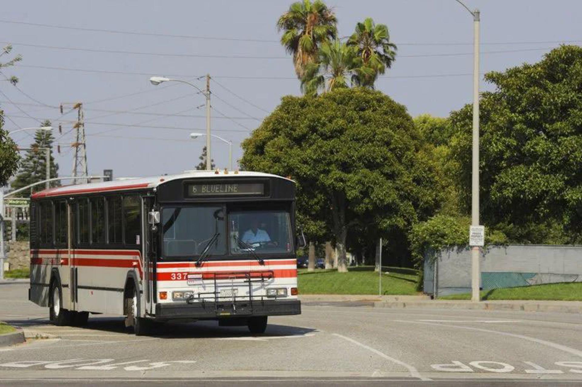 德国一名15岁少年偷开公车，行驶约130公里，只为接14岁女友上学。(示意图)