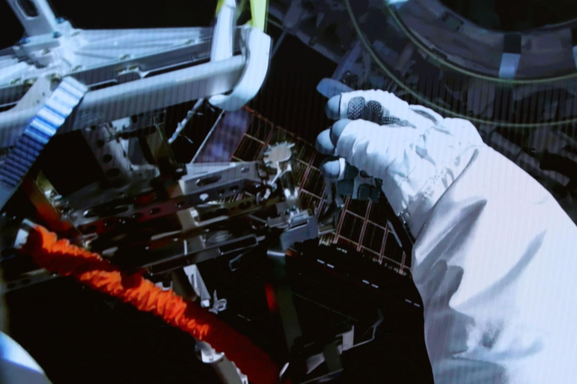 北京航天飞行控制中心屏幕16日拍摄神舟21号乘组航天员第2次出舱工作的画面。（图：新华社）