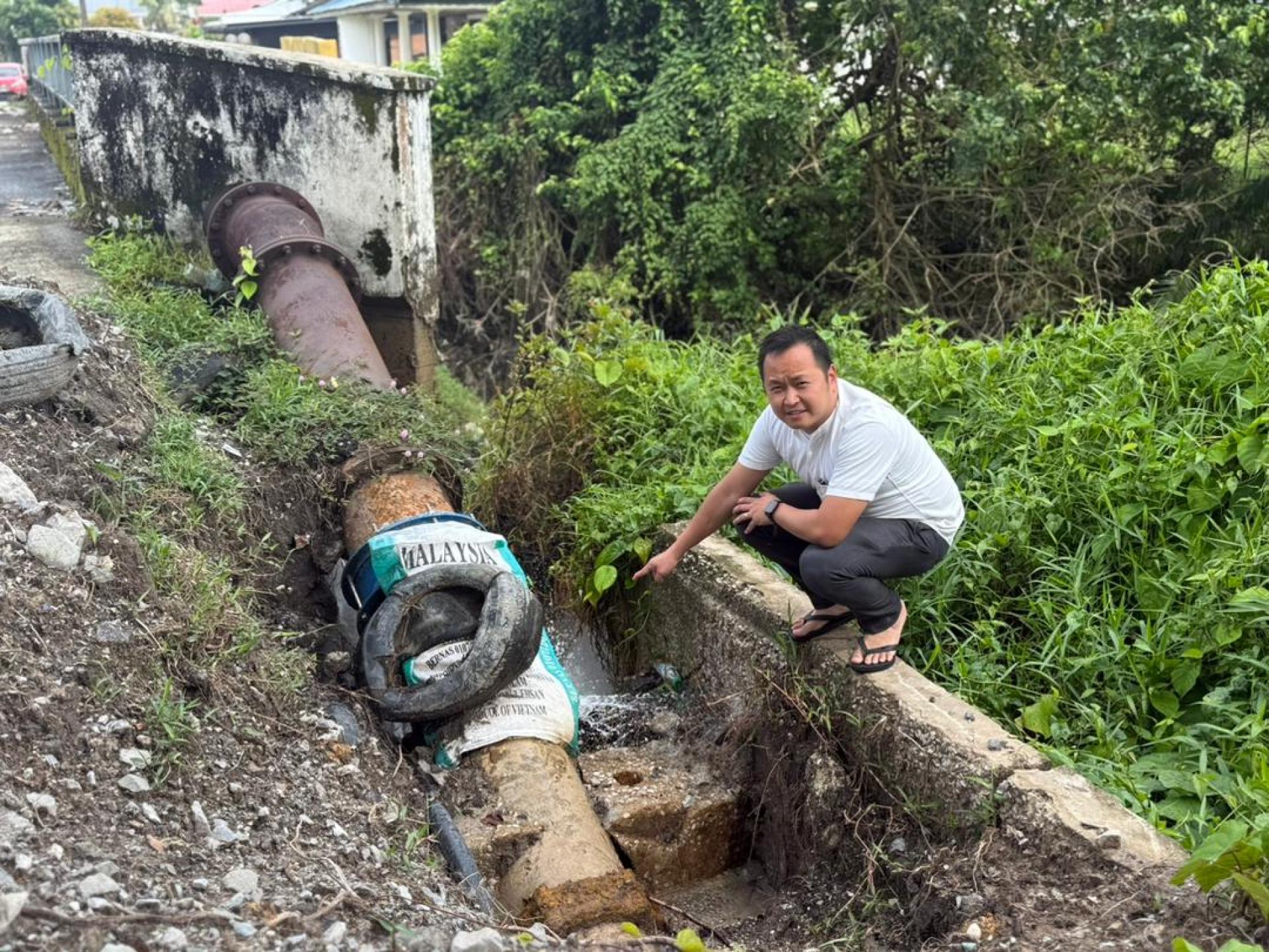江峰年视察破裂水管情况，并呼吁当局尽快派员维修。