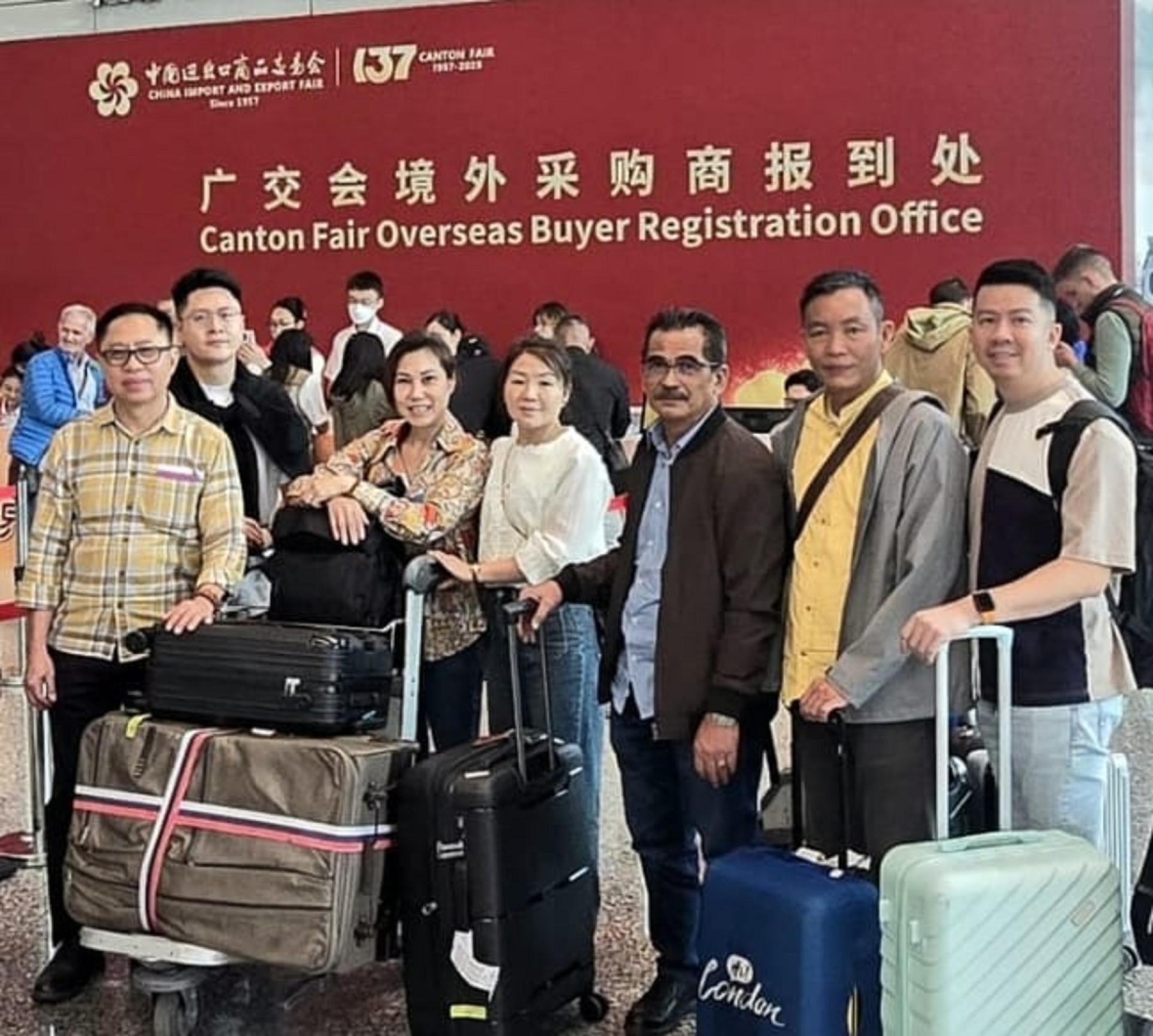 团长陈福民先生（左1）与古晋砂拉越代表团參於2025年春季广交会时合摄.