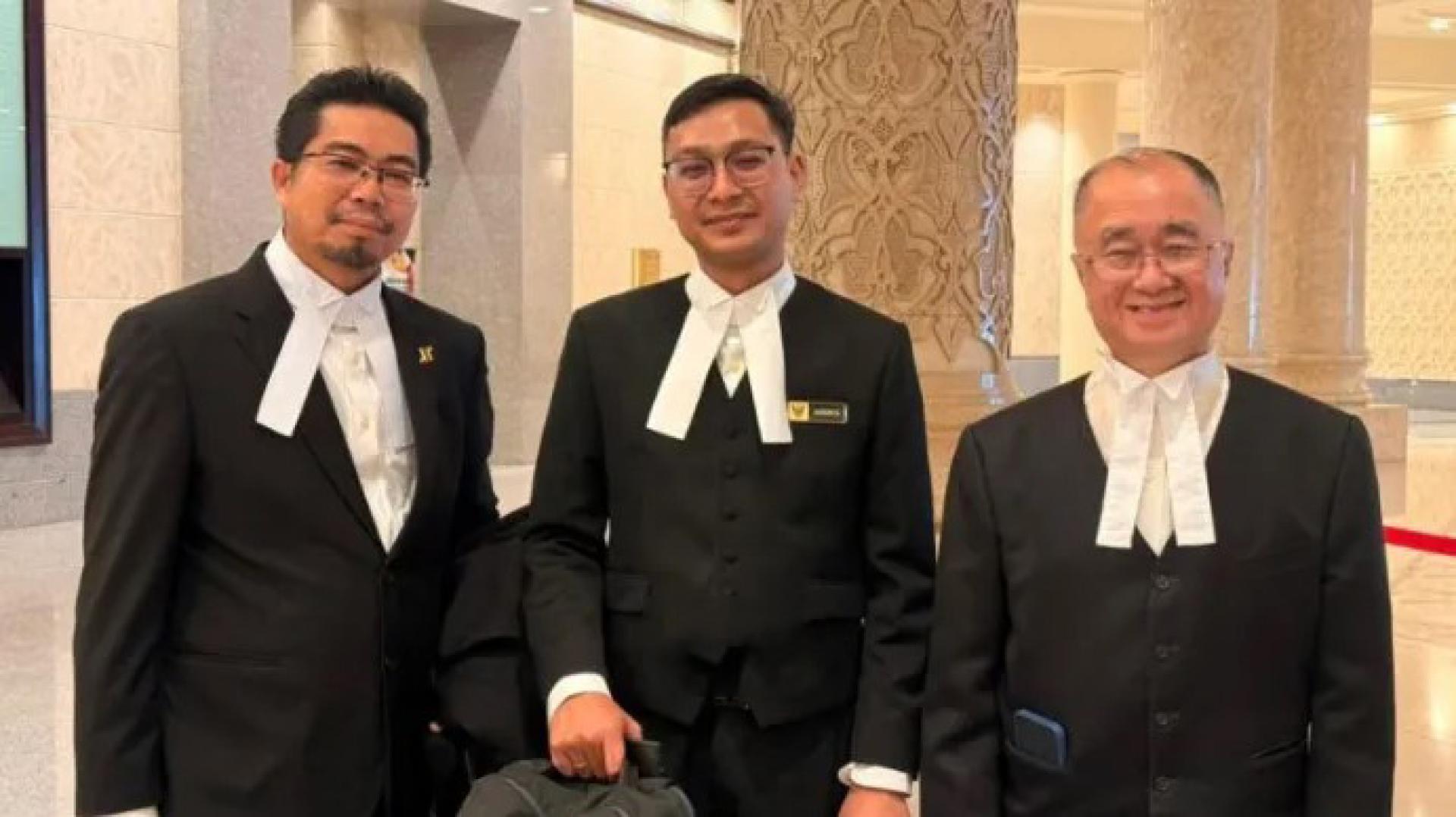 萨菲里（左）与Dato Sri Fong Joo Chung（右）于2026年3月16日在吉隆坡司法宫判决复审后会面。