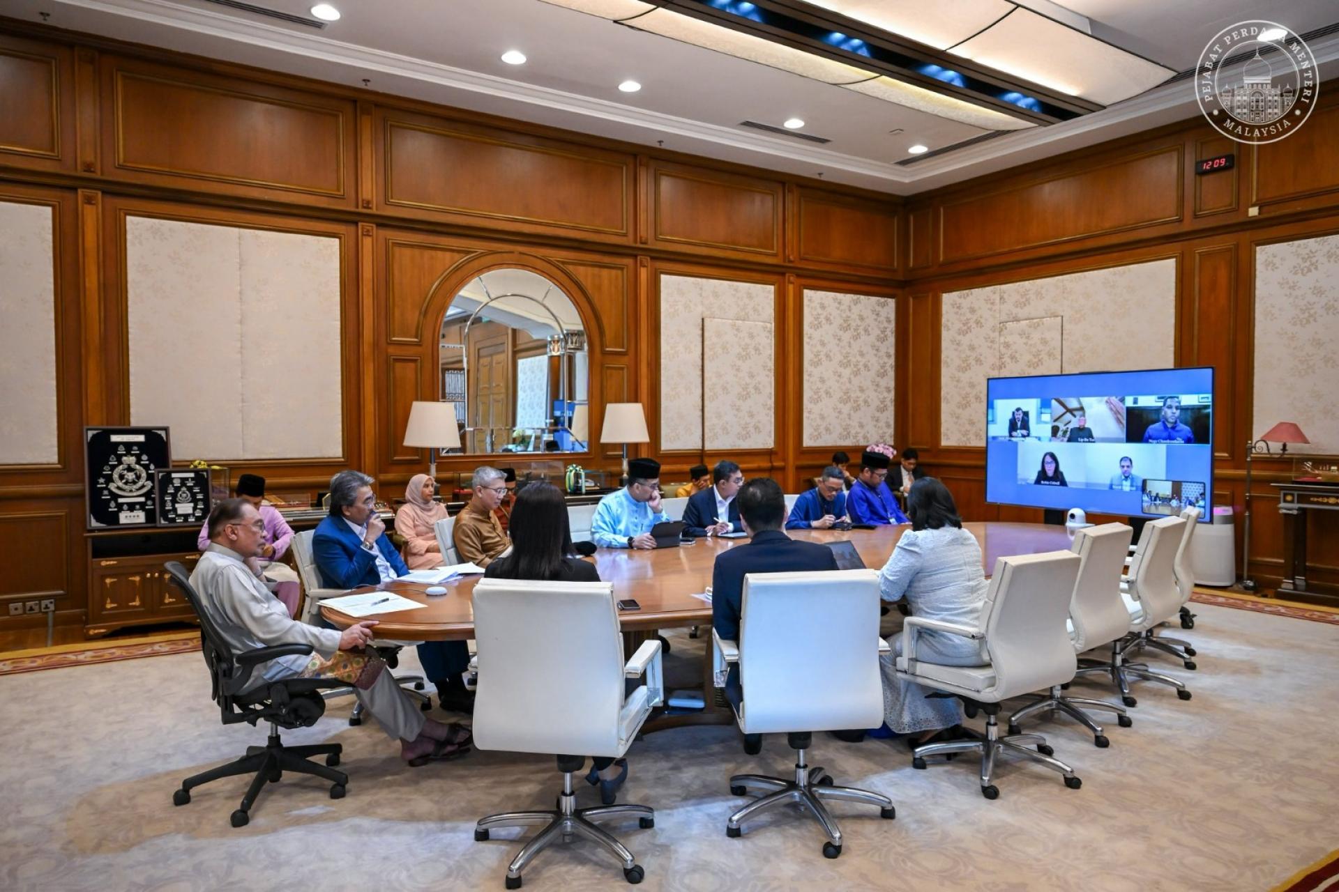 安华（左）与英特尔管理层举行会议，了解英特尔在马来西亚扩大投资的最新进展。（图取自安华脸书）