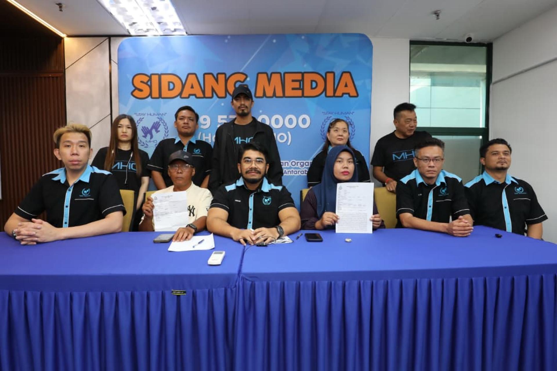 希山等人陪同两名求助者。